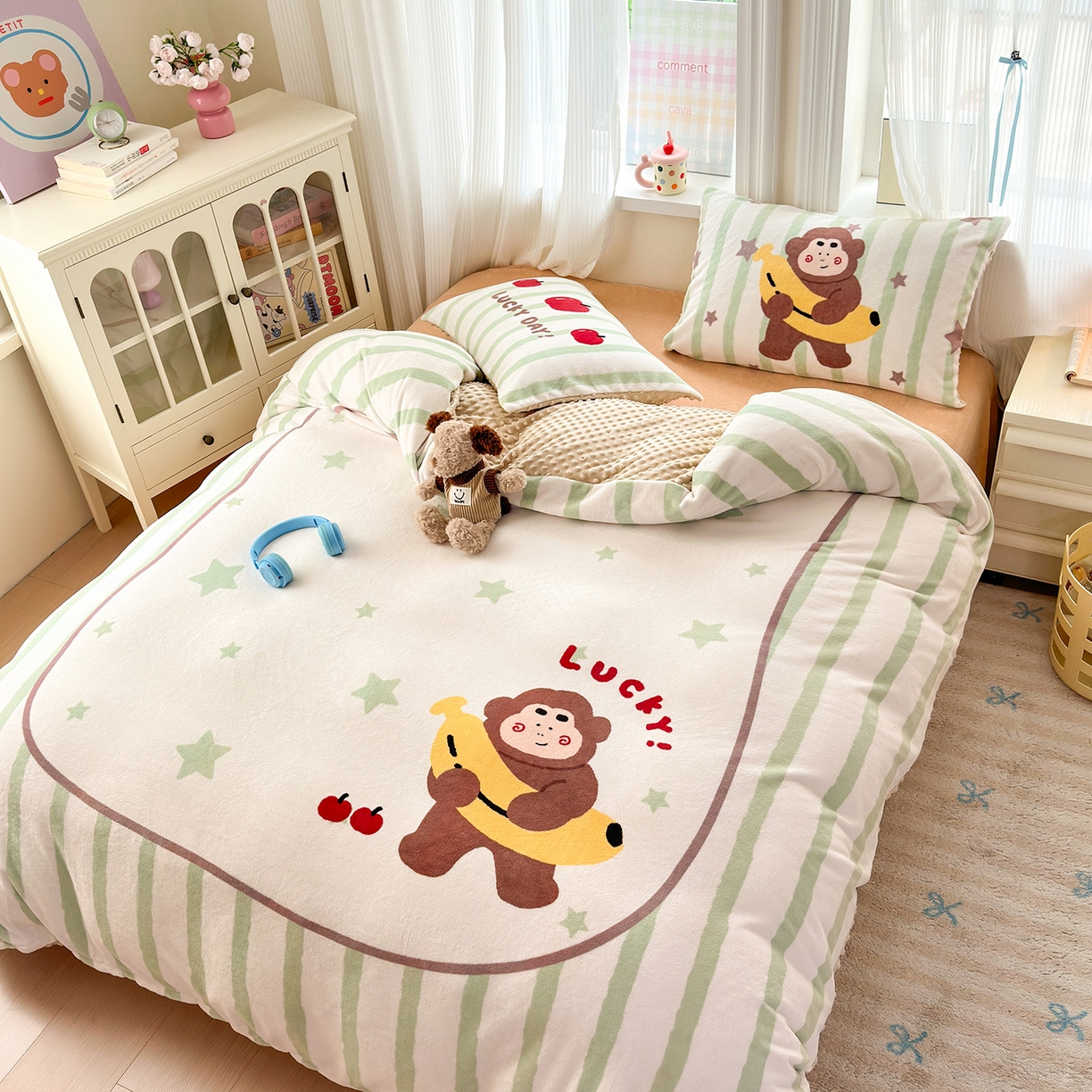 91家纺网 家纺一手货源 找家纺 星期八 2025新款卡通大版牛奶绒豆豆绒数码印花四件套 香蕉猴