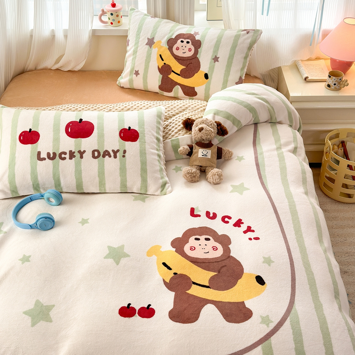 91家纺网 家纺一手货源 找家纺 星期八 2025新款卡通大版牛奶绒豆豆绒数码印花四件套 香蕉猴