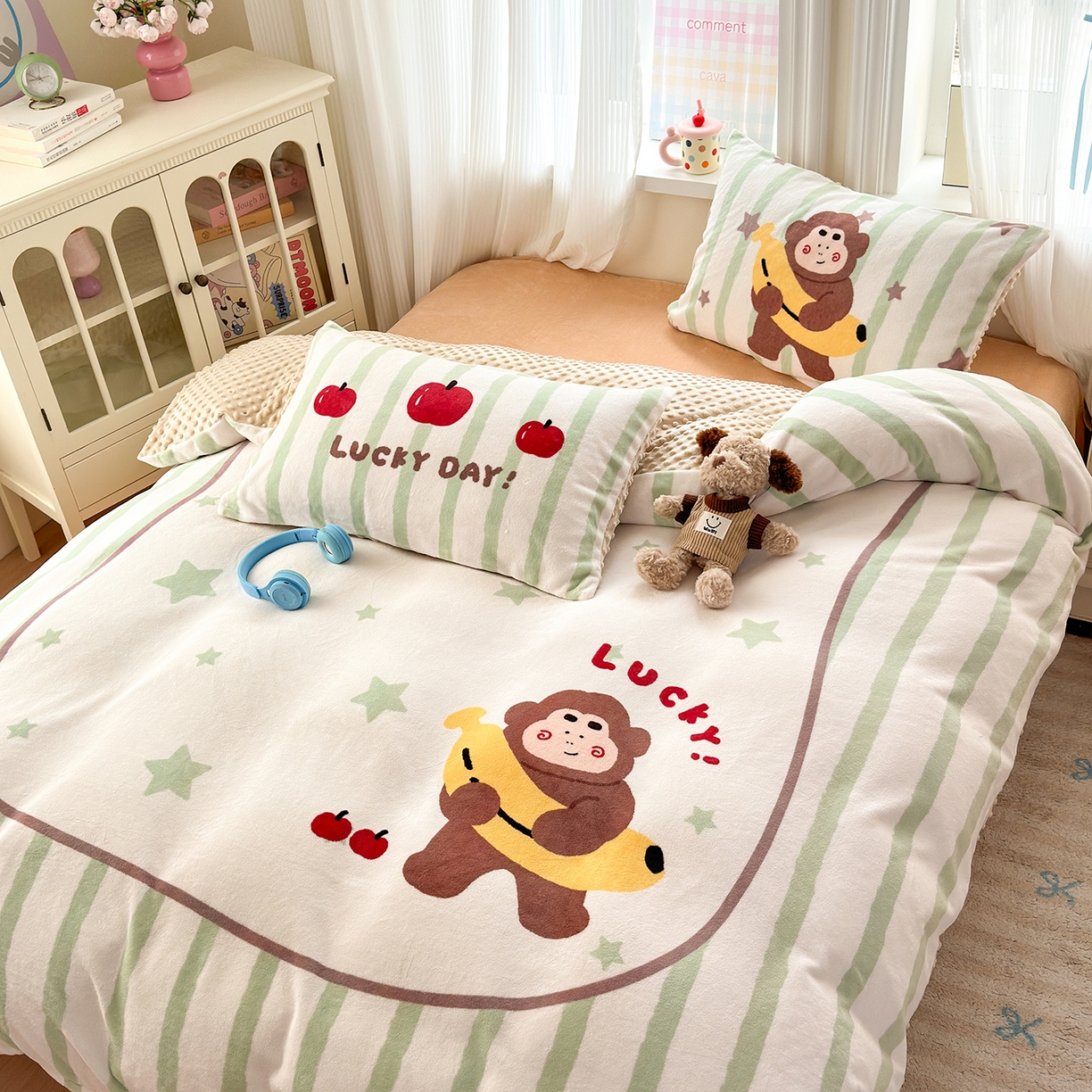 91家纺网 家纺一手货源 找家纺 星期八 2025新款卡通大版牛奶绒豆豆绒数码印花四件套 香蕉猴