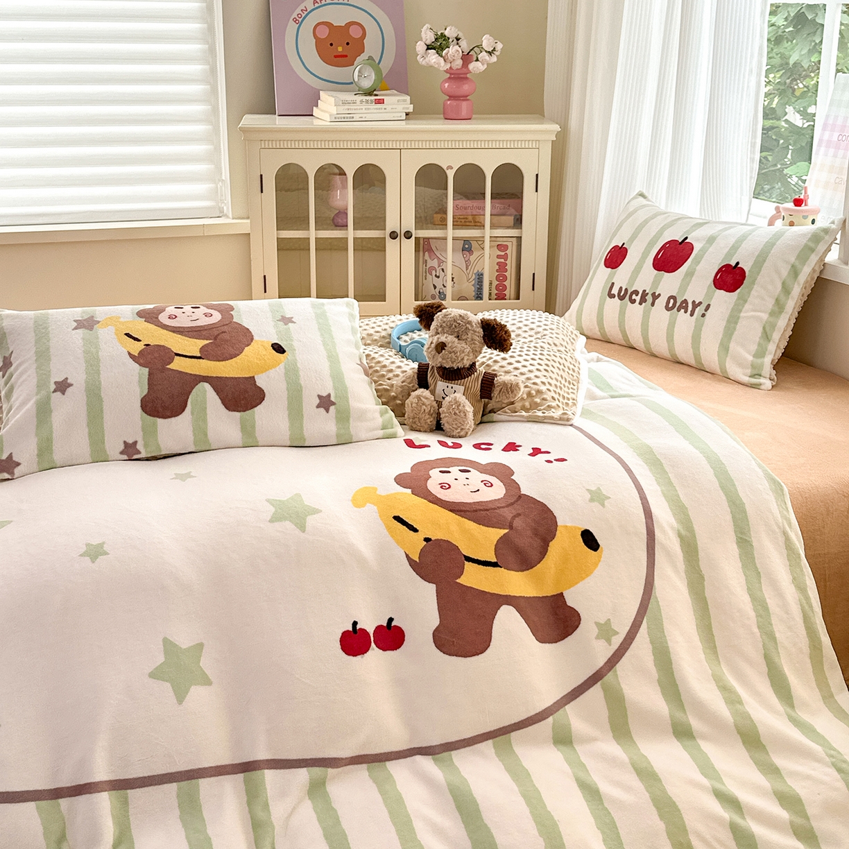 91家纺网 家纺一手货源 找家纺 星期八 2025新款卡通大版牛奶绒豆豆绒数码印花四件套 香蕉猴