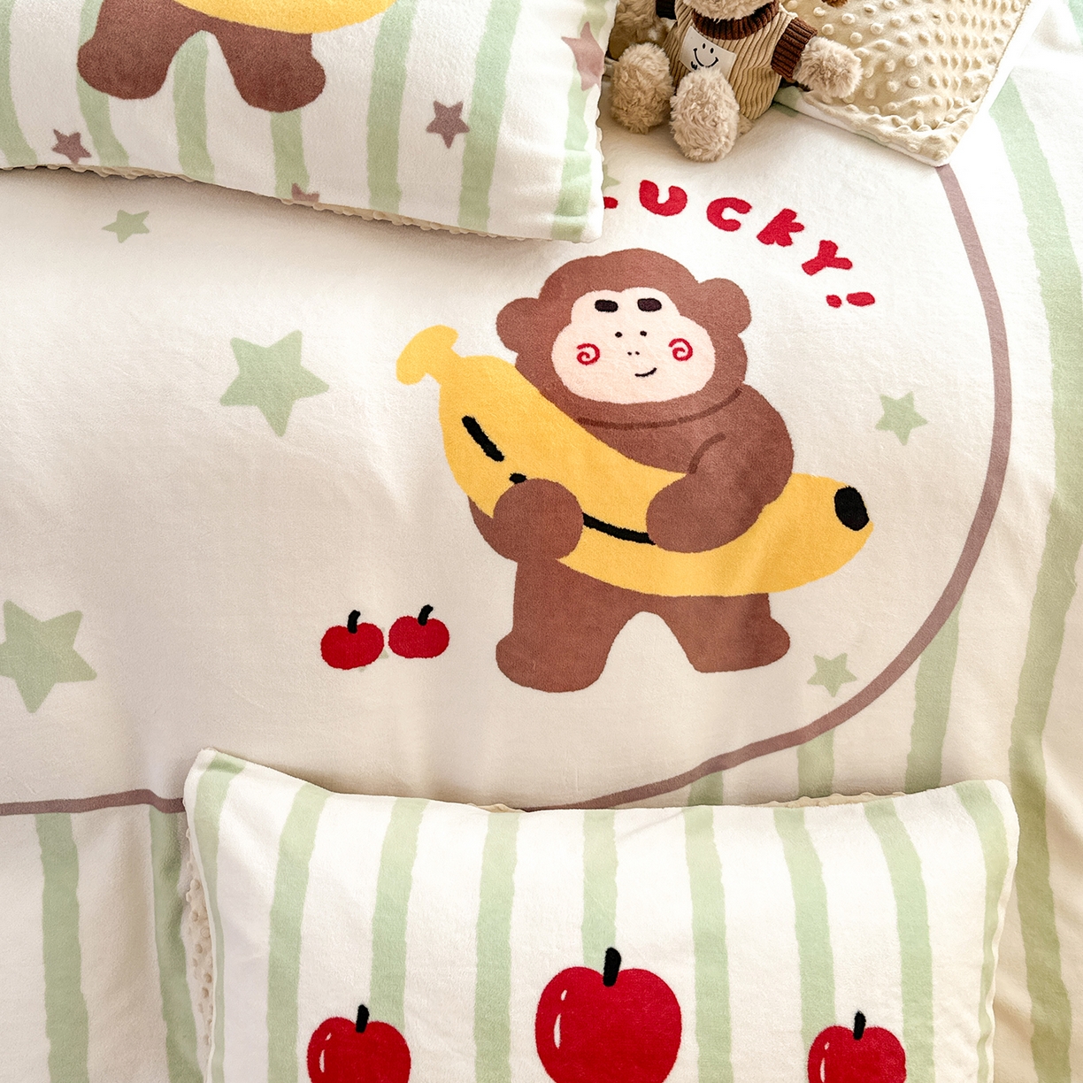 91家纺网 家纺一手货源 找家纺 星期八 2025新款卡通大版牛奶绒豆豆绒数码印花四件套 香蕉猴