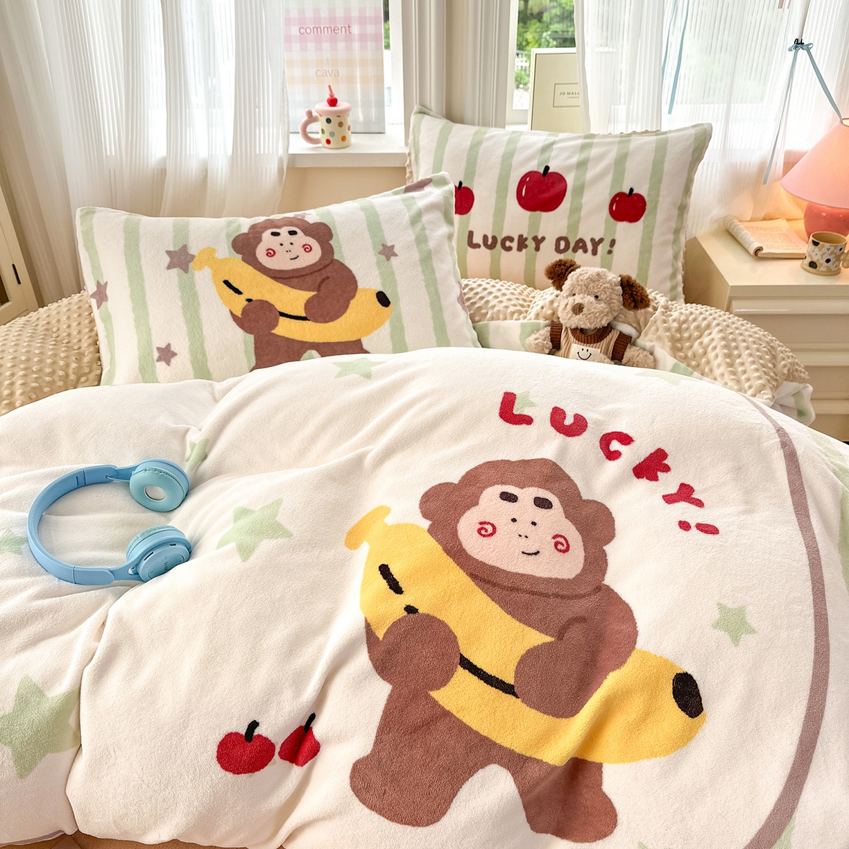 91家纺网 家纺一手货源 找家纺 星期八 2025新款卡通大版牛奶绒豆豆绒数码印花四件套 香蕉猴