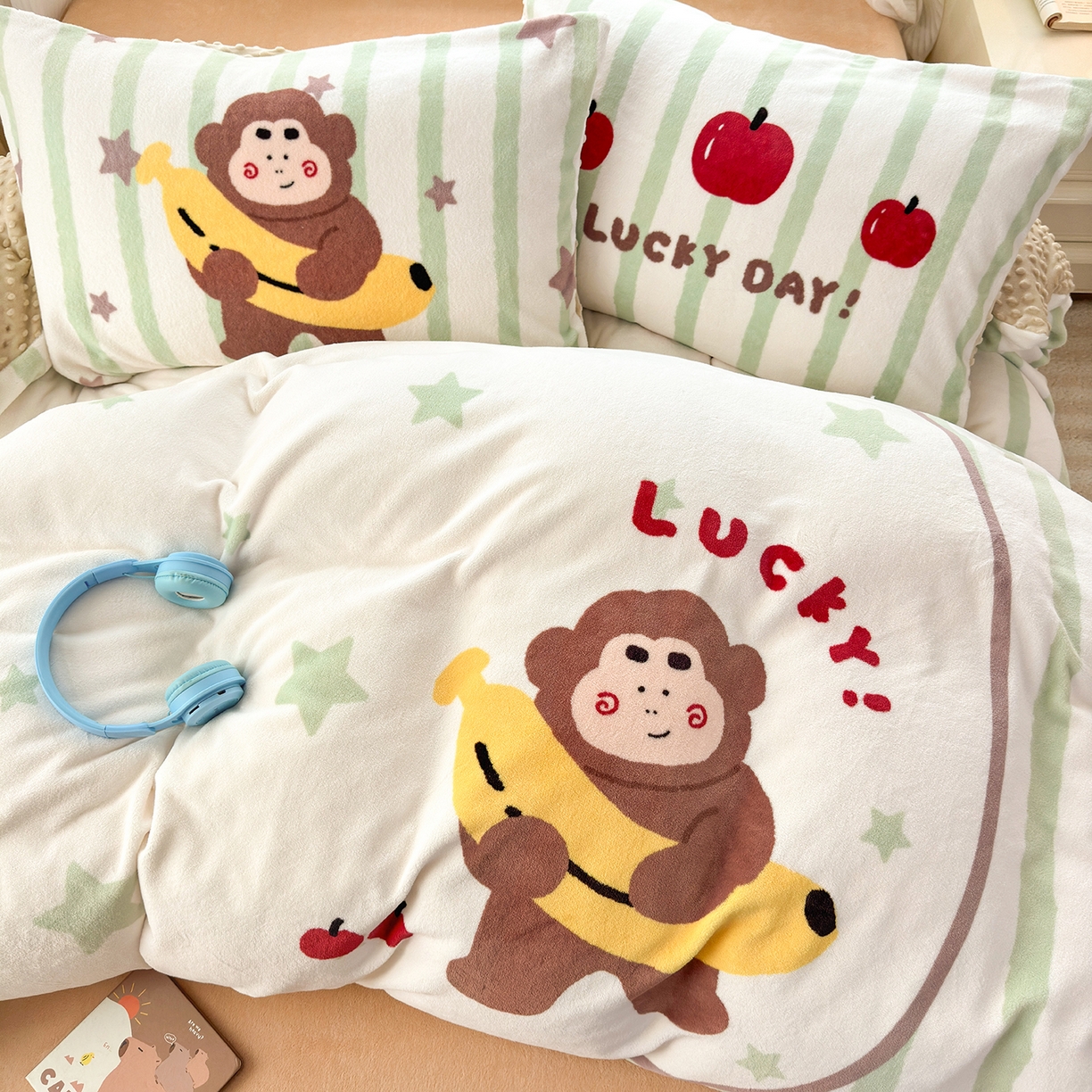 91家纺网 家纺一手货源 找家纺 星期八 2025新款卡通大版牛奶绒豆豆绒数码印花四件套 香蕉猴