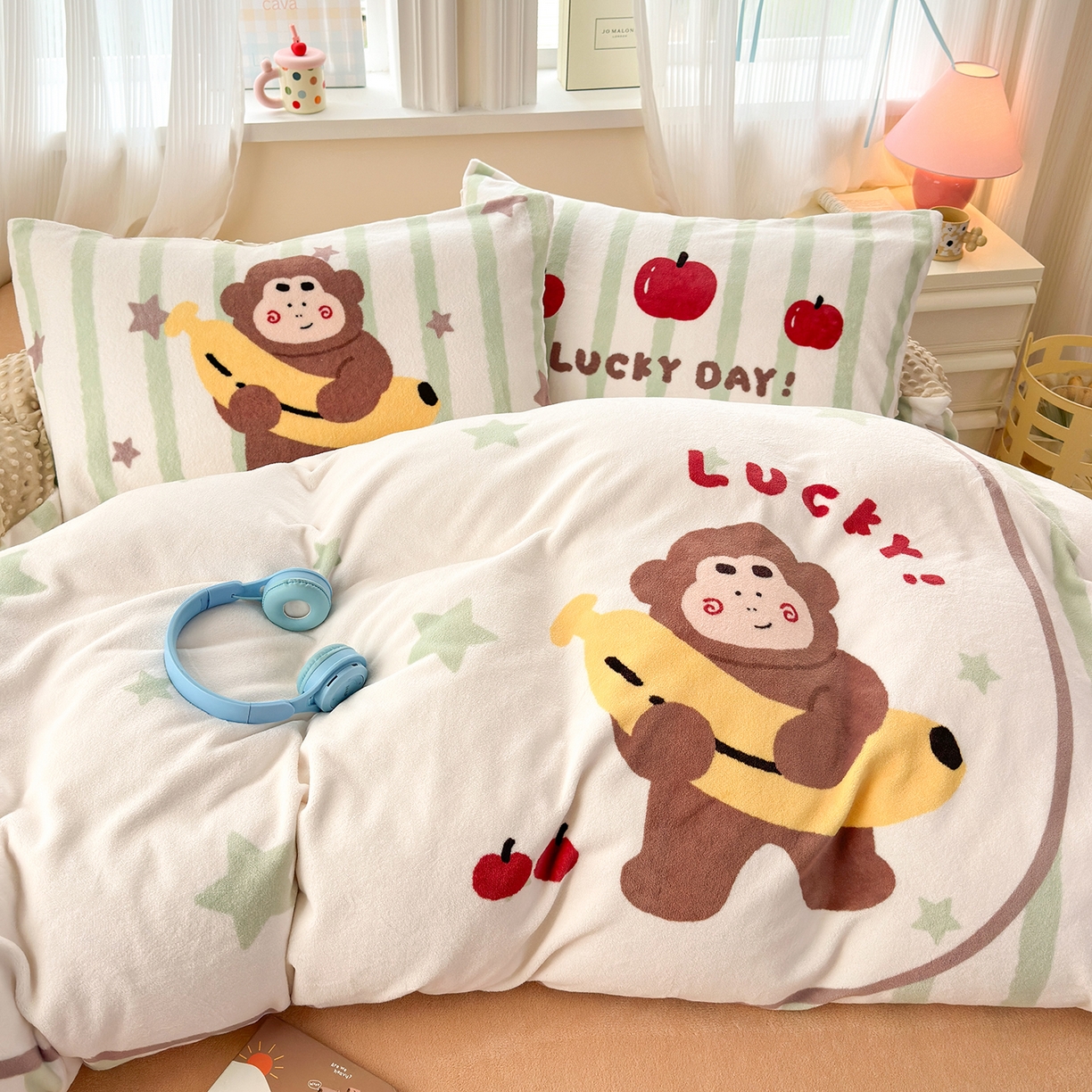 91家纺网 家纺一手货源 找家纺 星期八 2025新款卡通大版牛奶绒豆豆绒数码印花四件套 香蕉猴