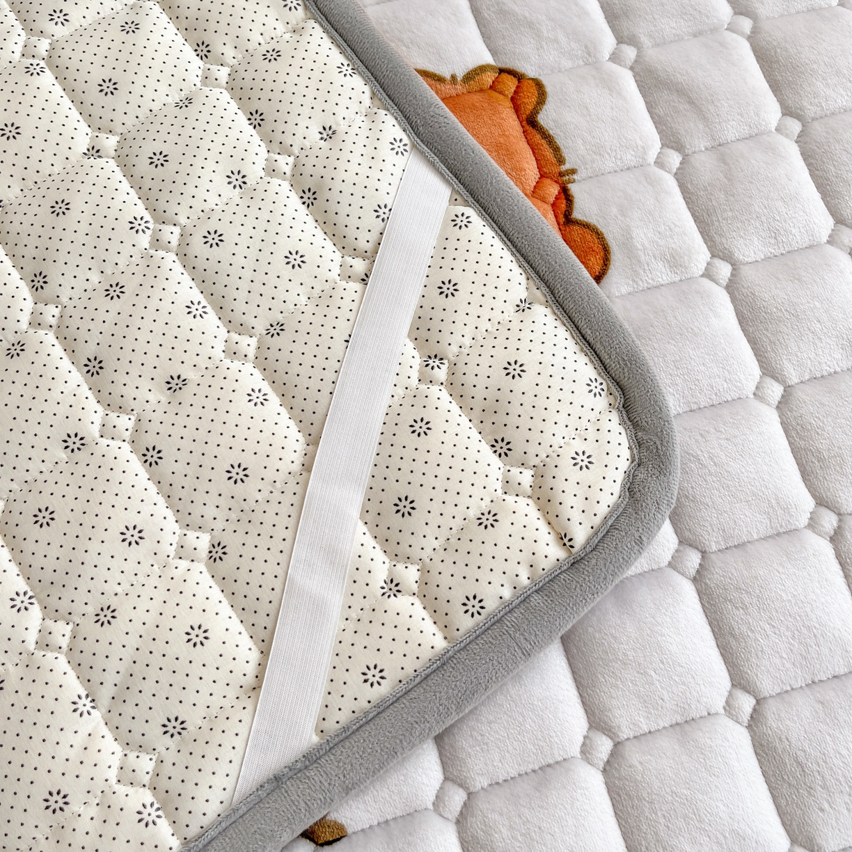 91家纺网 家纺一手货源 找家纺 小叮当家纺仓储工厂店 2025新款牛奶绒夹棉印花床垫床护垫大床图 绒床垫-奶茶屯屯灰