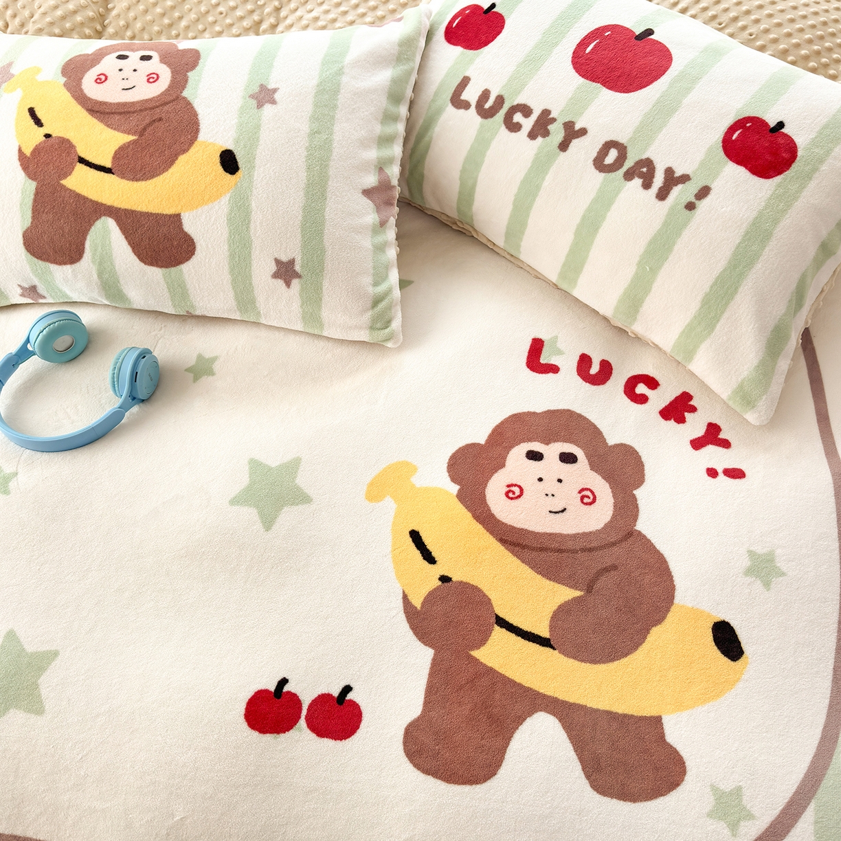 91家纺网 家纺一手货源 找家纺 星期八 2025新款卡通大版牛奶绒豆豆绒数码印花四件套 香蕉猴