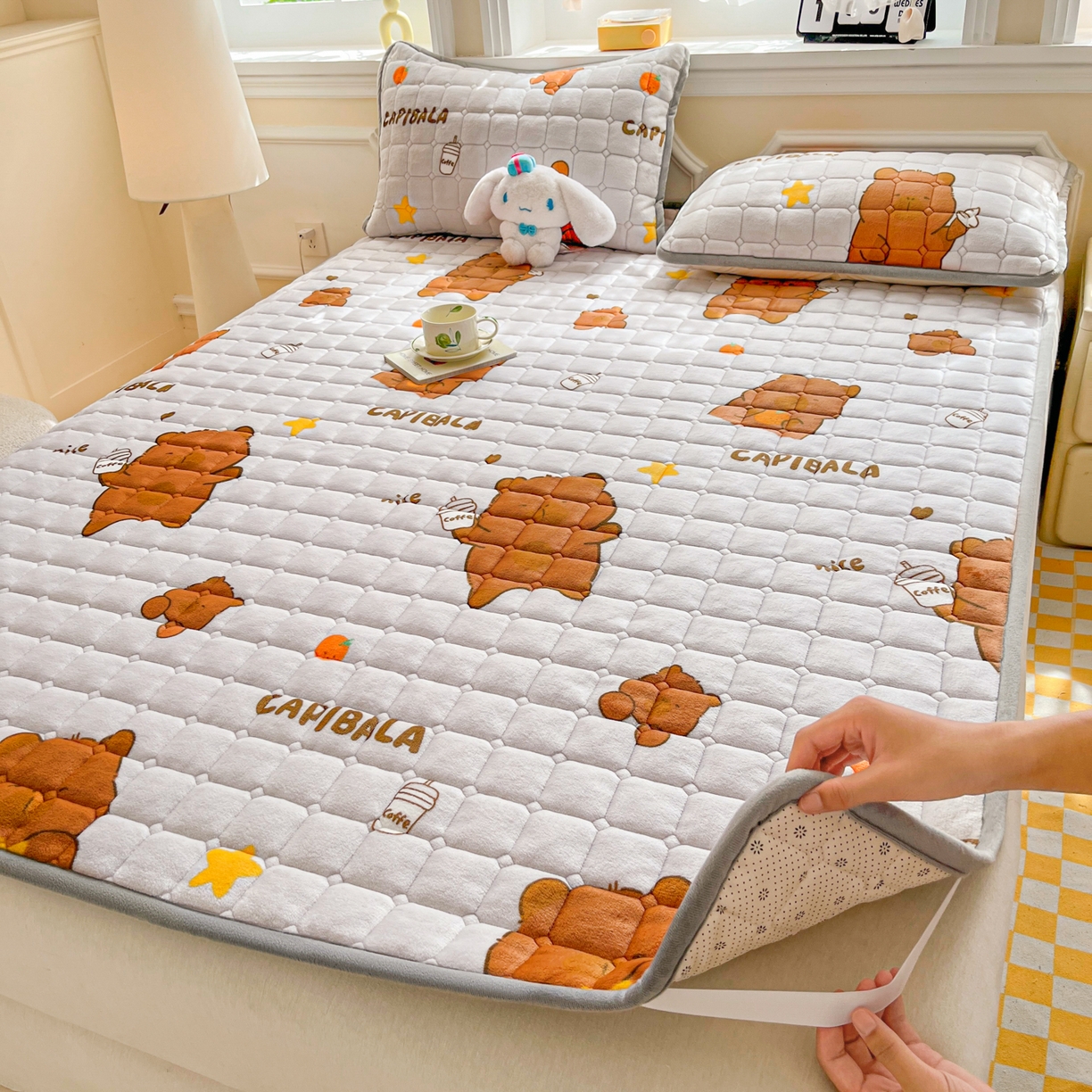 91家纺网 家纺一手货源 找家纺 小叮当家纺仓储工厂店 2025新款牛奶绒夹棉印花床垫床护垫大床图 绒床垫-奶茶屯屯灰