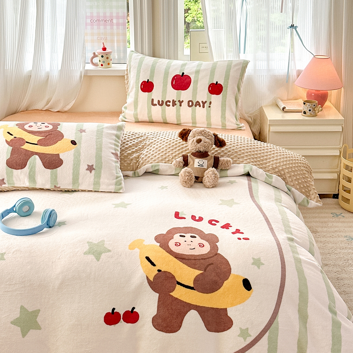 91家纺网 家纺一手货源 找家纺 星期八 2025新款卡通大版牛奶绒豆豆绒数码印花四件套 香蕉猴