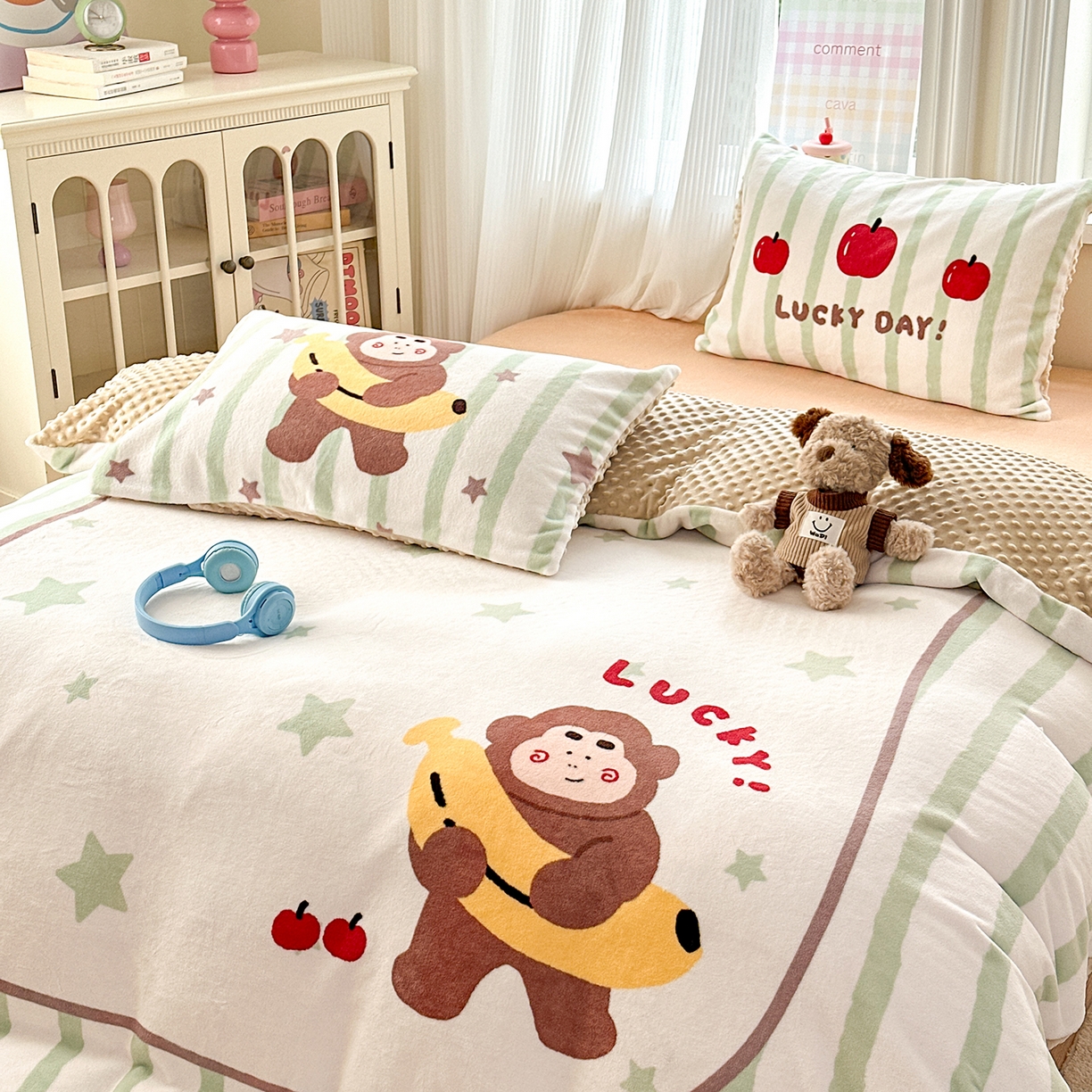 91家纺网 家纺一手货源 找家纺 星期八 2025新款卡通大版牛奶绒豆豆绒数码印花四件套 香蕉猴