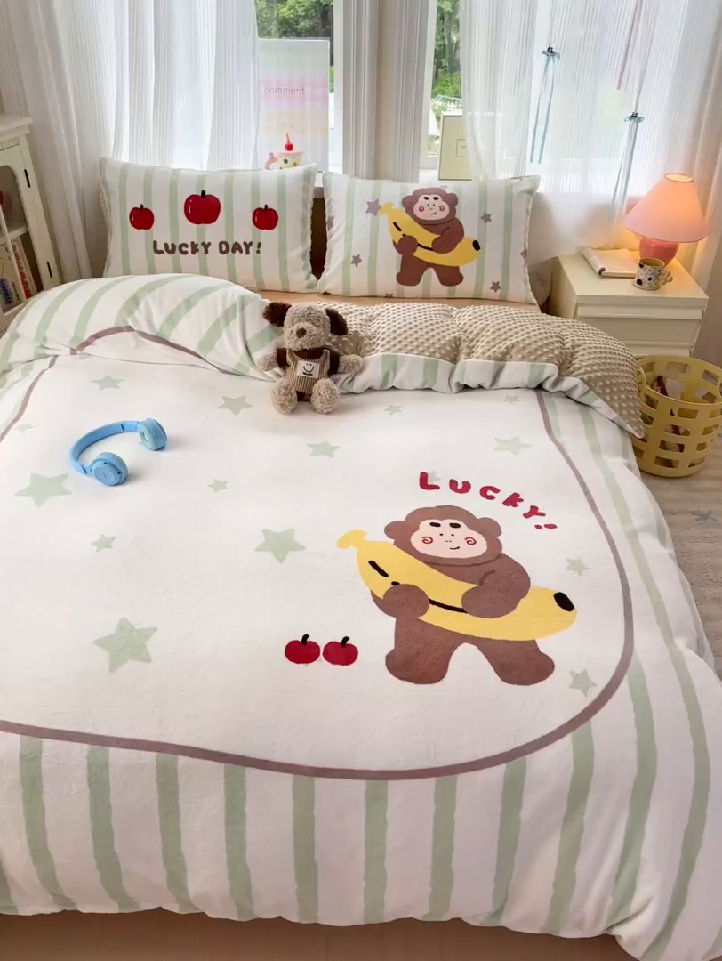 91家纺网 家纺一手货源 找家纺 星期八 2025新款卡通大版牛奶绒豆豆绒数码印花四件套 香蕉猴