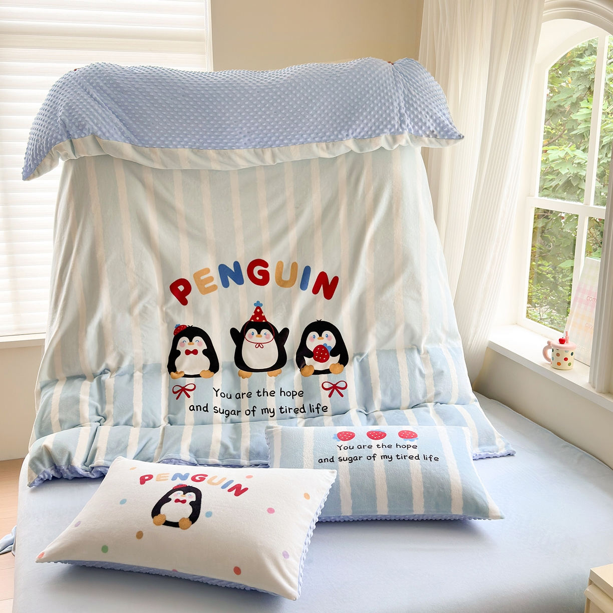 91家纺网 家纺一手货源 找家纺 星期八 2025新款卡通大版牛奶绒豆豆绒数码印花四件套 小企鹅