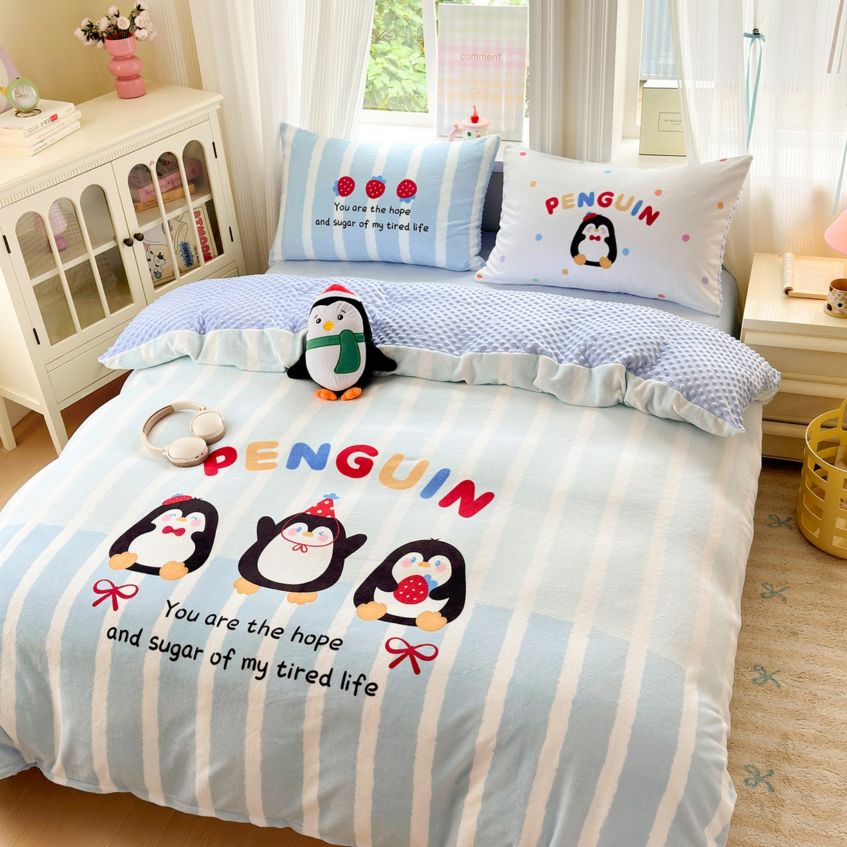 91家纺网 家纺一手货源 找家纺 星期八 2025新款卡通大版牛奶绒豆豆绒数码印花四件套 小企鹅