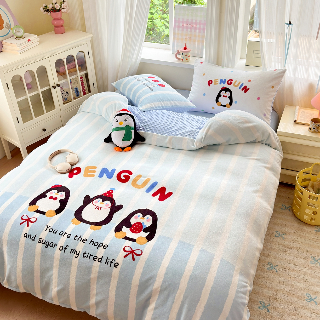 91家纺网 家纺一手货源 找家纺 星期八 2025新款卡通大版牛奶绒豆豆绒数码印花四件套 小企鹅