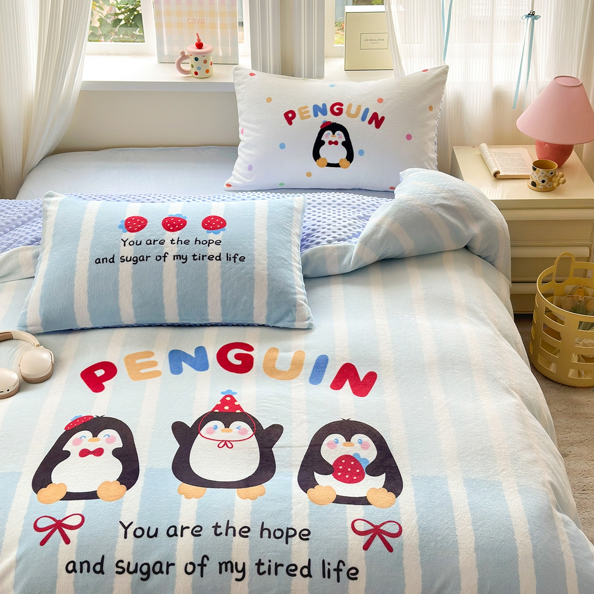 91家纺网 家纺一手货源 找家纺 星期八 2025新款卡通大版牛奶绒豆豆绒数码印花四件套 小企鹅