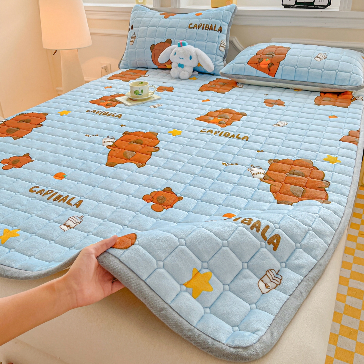 91家纺网 家纺一手货源 找家纺 小叮当家纺仓储工厂店 2025新款牛奶绒夹棉印花床垫床护垫大床图 绒床垫-奶茶屯屯蓝色