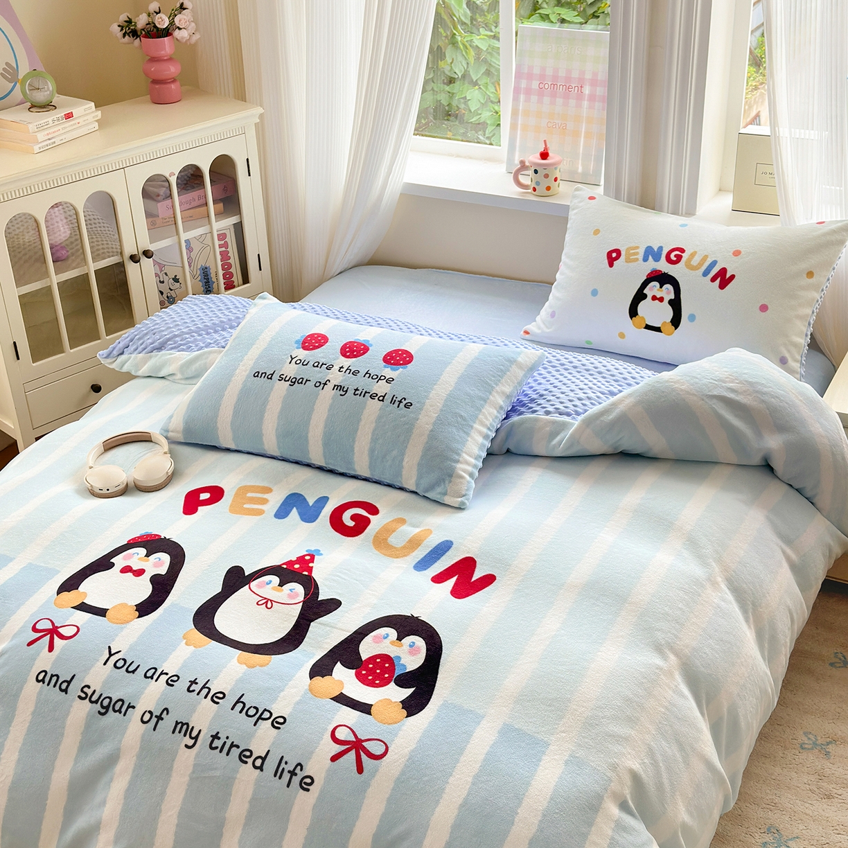 91家纺网 家纺一手货源 找家纺 星期八 2025新款卡通大版牛奶绒豆豆绒数码印花四件套 小企鹅