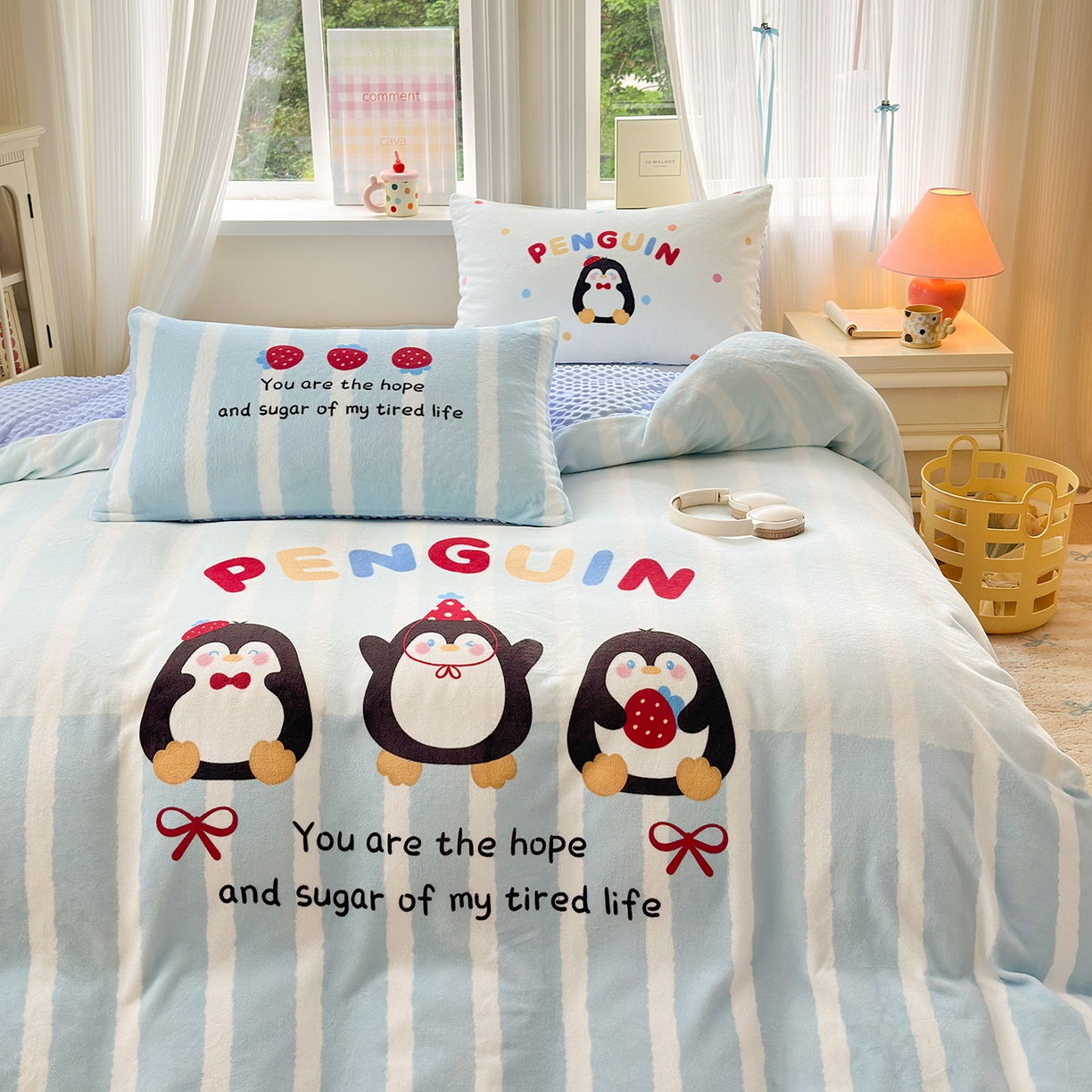 91家纺网 家纺一手货源 找家纺 星期八 2025新款卡通大版牛奶绒豆豆绒数码印花四件套 小企鹅