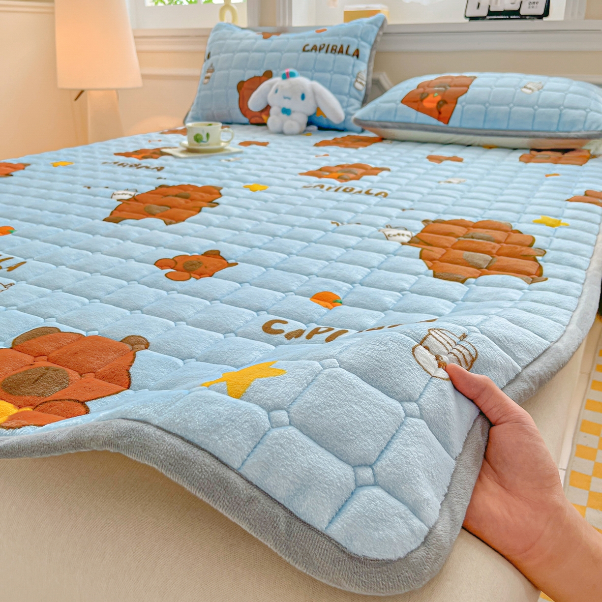 91家纺网 家纺一手货源 找家纺 小叮当家纺仓储工厂店 2025新款牛奶绒夹棉印花床垫床护垫大床图 绒床垫-奶茶屯屯蓝色