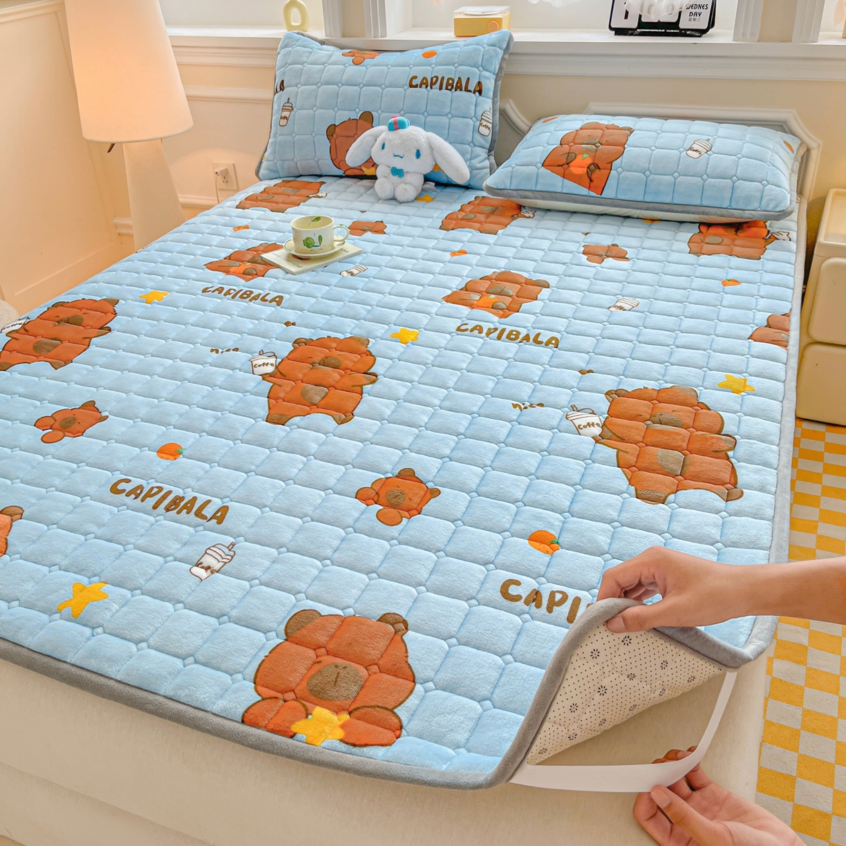 91家纺网 家纺一手货源 找家纺 小叮当家纺仓储工厂店 2025新款牛奶绒夹棉印花床垫床护垫大床图 绒床垫-奶茶屯屯蓝色