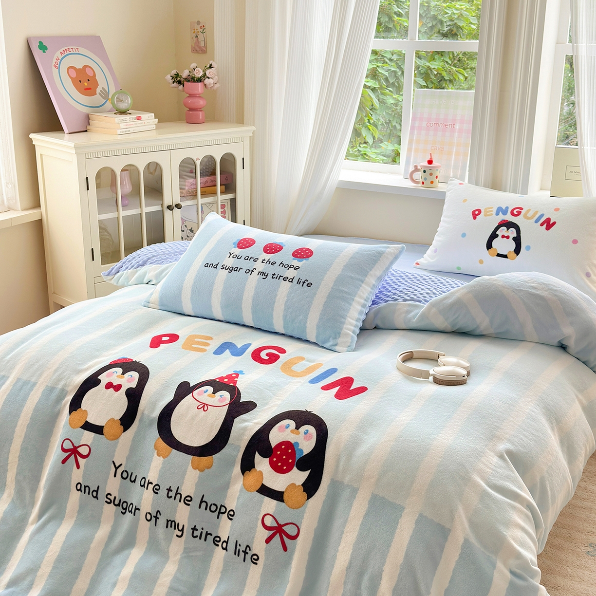 91家纺网 家纺一手货源 找家纺 星期八 2025新款卡通大版牛奶绒豆豆绒数码印花四件套 小企鹅