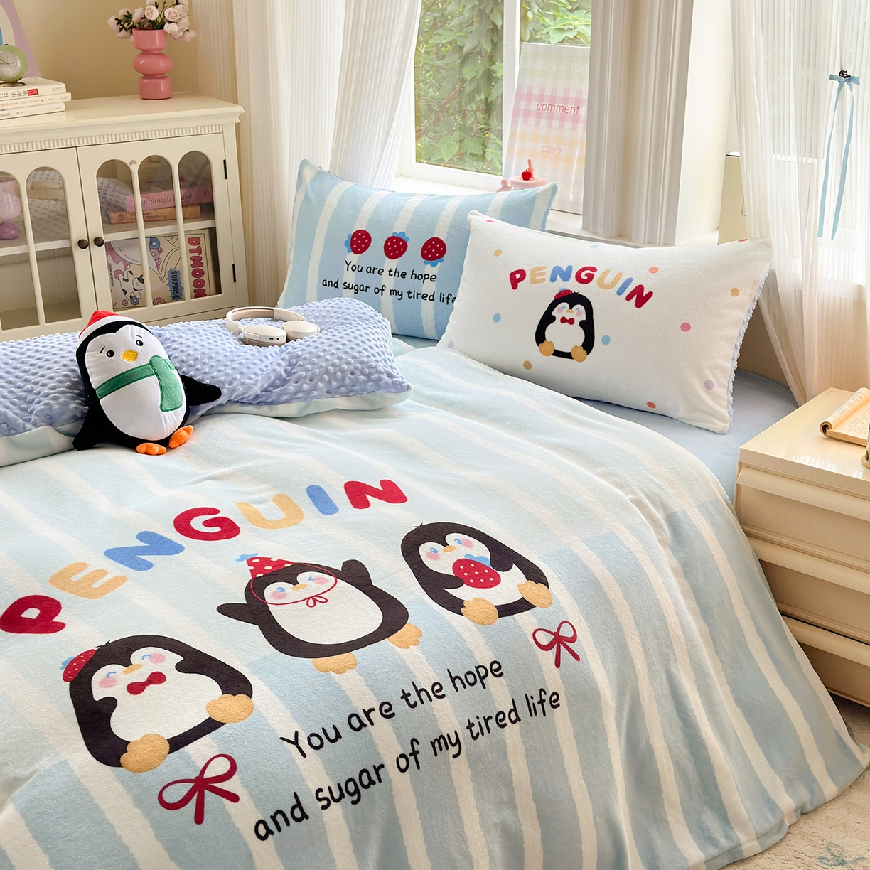 91家纺网 家纺一手货源 找家纺 星期八 2025新款卡通大版牛奶绒豆豆绒数码印花四件套 小企鹅