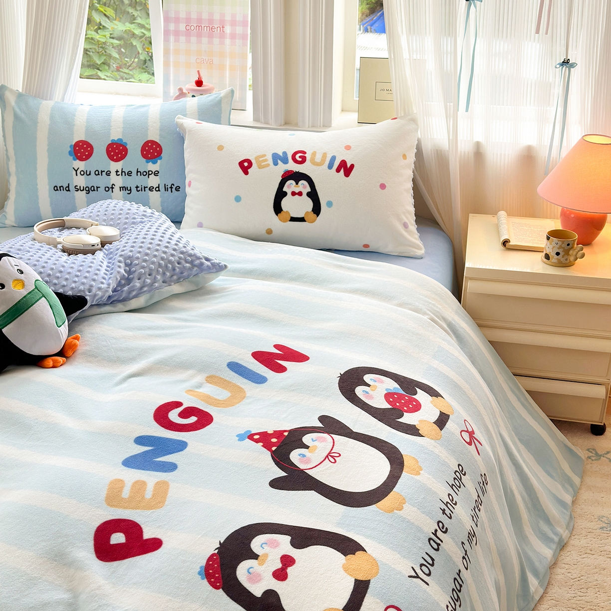 91家纺网 家纺一手货源 找家纺 星期八 2025新款卡通大版牛奶绒豆豆绒数码印花四件套 小企鹅