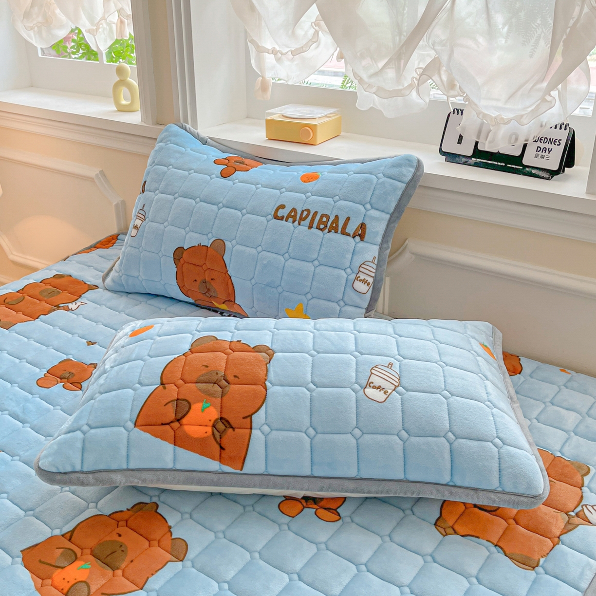 91家纺网 家纺一手货源 找家纺 小叮当家纺仓储工厂店 2025新款牛奶绒夹棉印花床垫床护垫大床图 绒床垫-奶茶屯屯蓝色