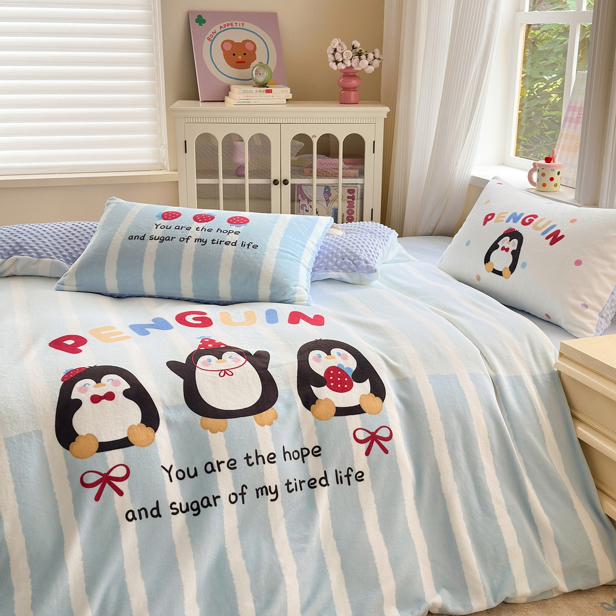 91家纺网 家纺一手货源 找家纺 星期八 2025新款卡通大版牛奶绒豆豆绒数码印花四件套 小企鹅