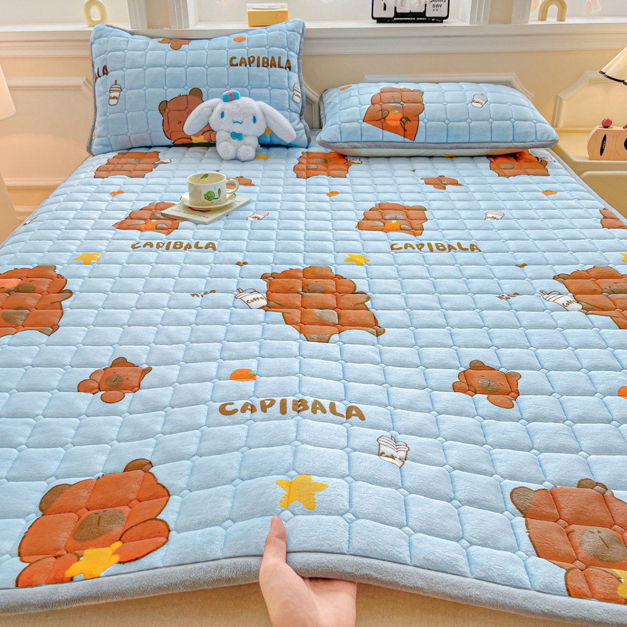 91家纺网 家纺一手货源 找家纺 小叮当家纺仓储工厂店 2025新款牛奶绒夹棉印花床垫床护垫大床图 绒床垫-奶茶屯屯蓝色