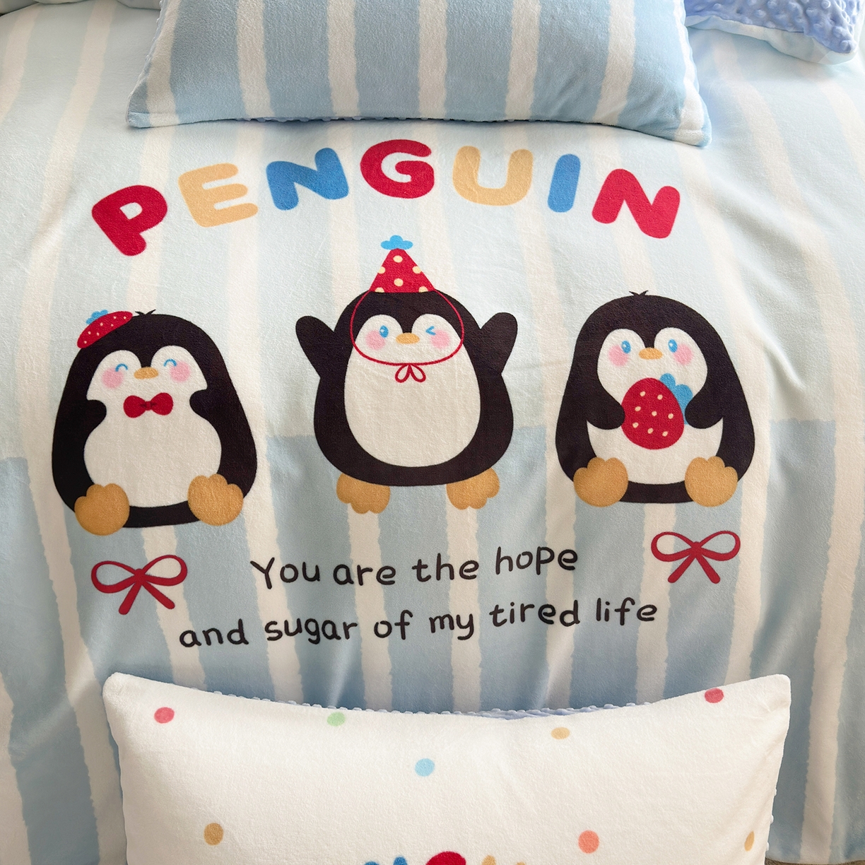 91家纺网 家纺一手货源 找家纺 星期八 2025新款卡通大版牛奶绒豆豆绒数码印花四件套 小企鹅