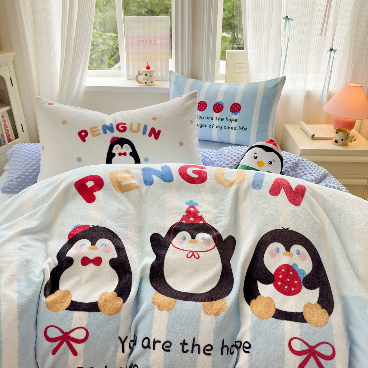 91家纺网 家纺一手货源 找家纺 星期八 2025新款卡通大版牛奶绒豆豆绒数码印花四件套 小企鹅