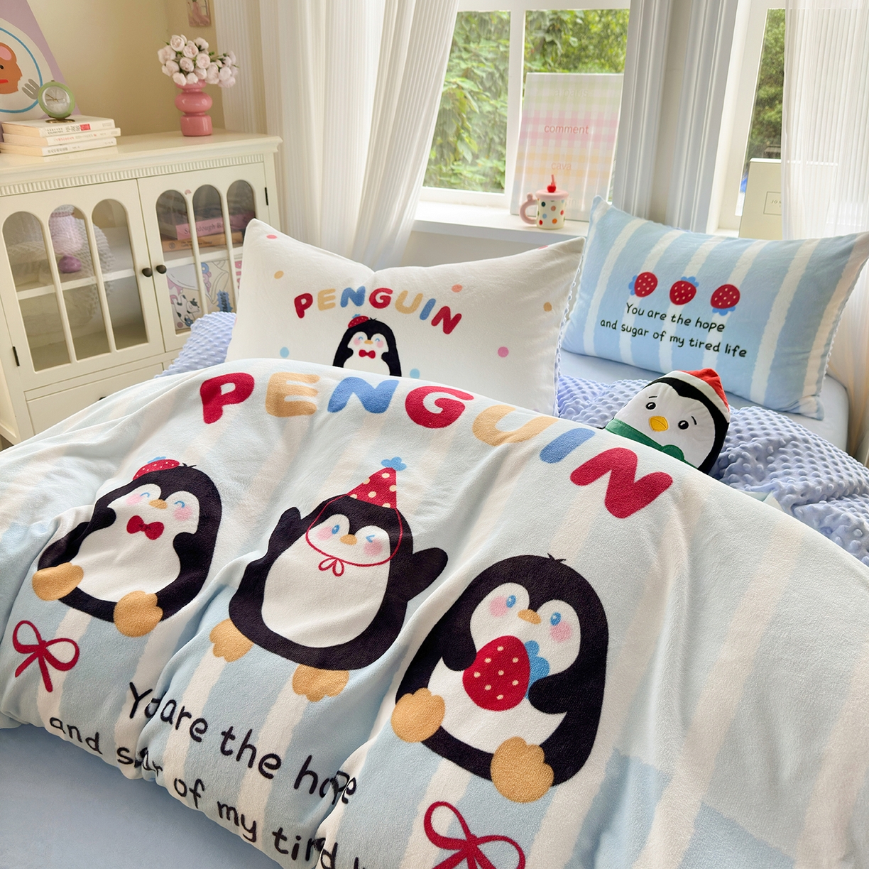 91家纺网 家纺一手货源 找家纺 星期八 2025新款卡通大版牛奶绒豆豆绒数码印花四件套 小企鹅