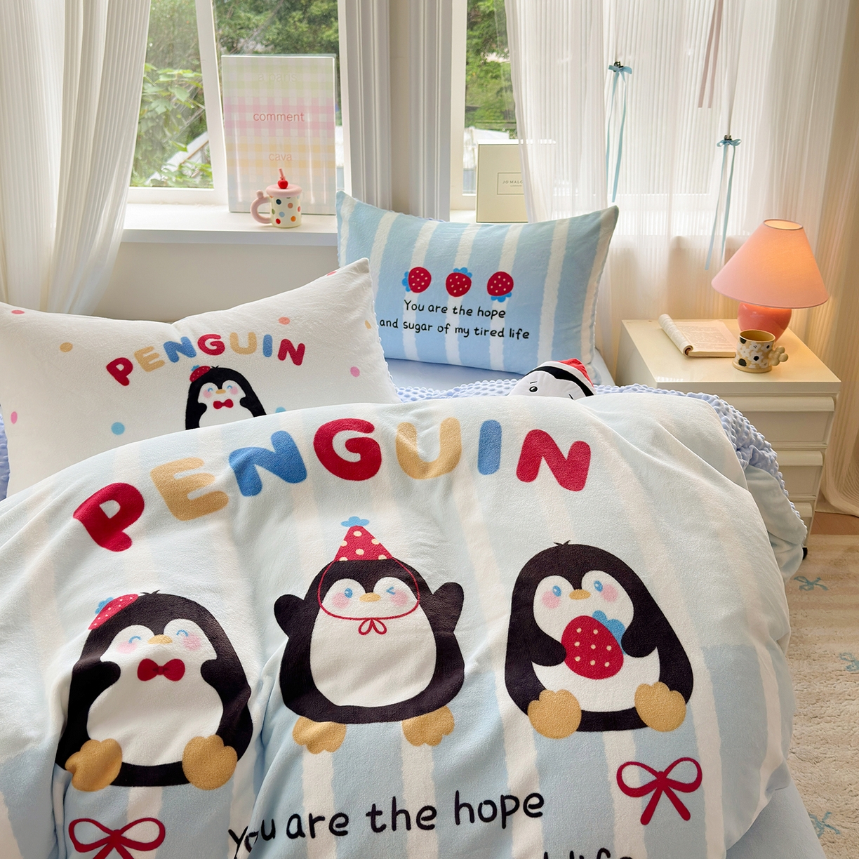 91家纺网 家纺一手货源 找家纺 星期八 2025新款卡通大版牛奶绒豆豆绒数码印花四件套 小企鹅