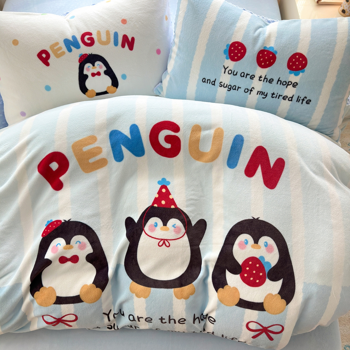 91家纺网 家纺一手货源 找家纺 星期八 2025新款卡通大版牛奶绒豆豆绒数码印花四件套 小企鹅