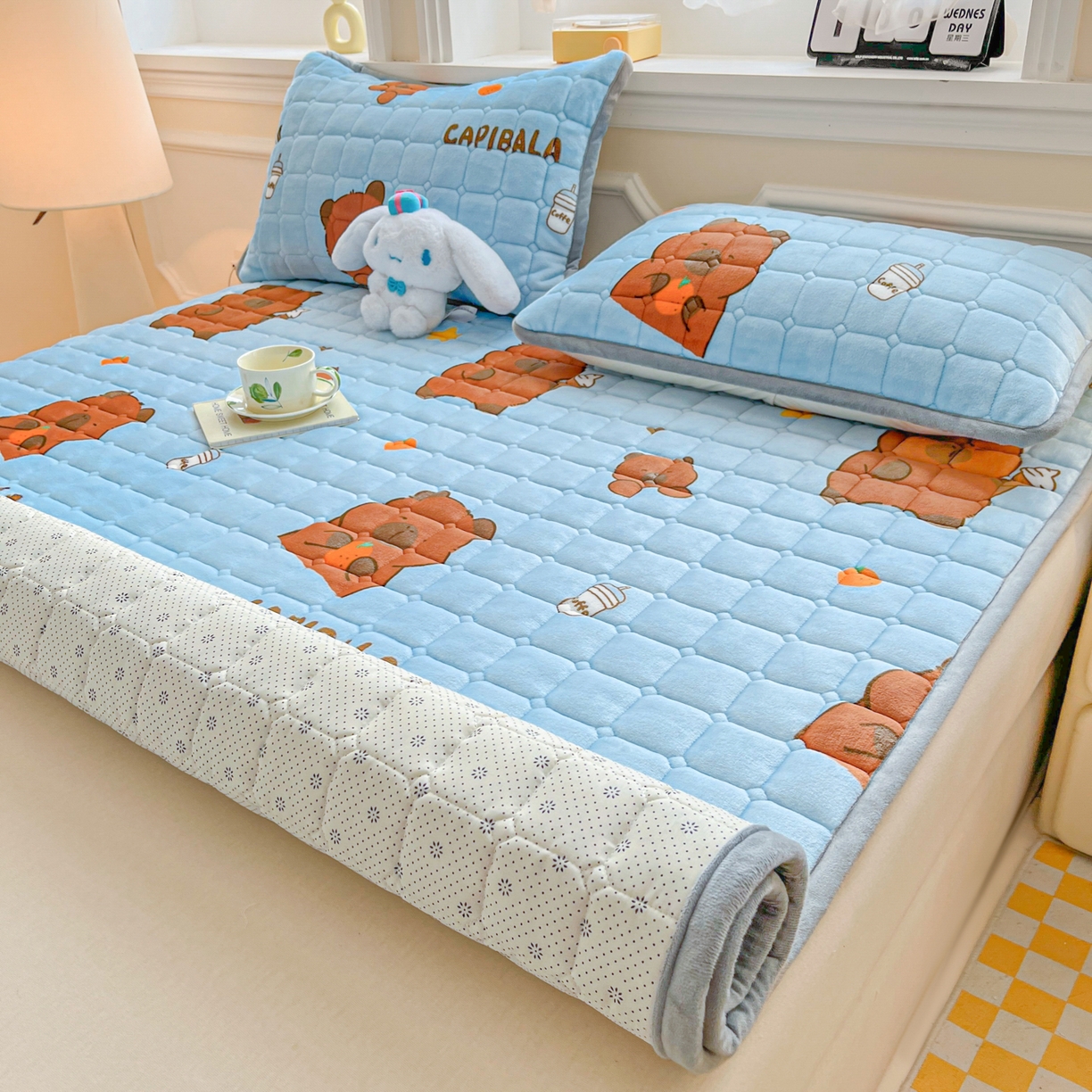 91家纺网 家纺一手货源 找家纺 小叮当家纺仓储工厂店 2025新款牛奶绒夹棉印花床垫床护垫大床图 绒床垫-奶茶屯屯蓝色