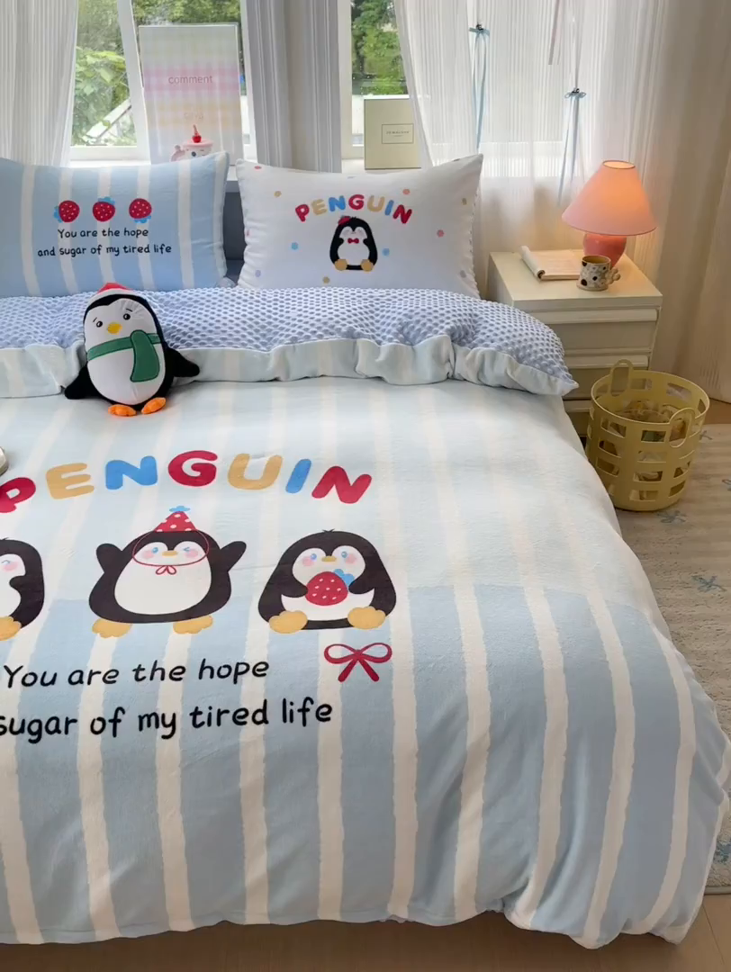 91家纺网 家纺一手货源 找家纺 星期八 2025新款卡通大版牛奶绒豆豆绒数码印花四件套 小企鹅