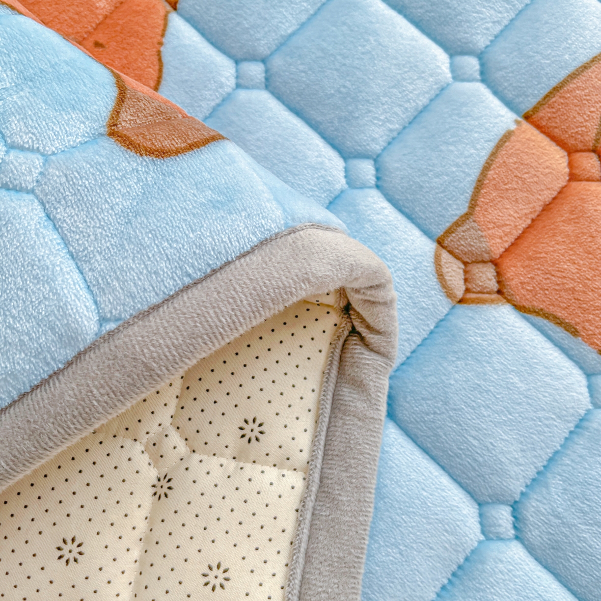 91家纺网 家纺一手货源 找家纺 小叮当家纺仓储工厂店 2025新款牛奶绒夹棉印花床垫床护垫大床图 绒床垫-奶茶屯屯蓝色