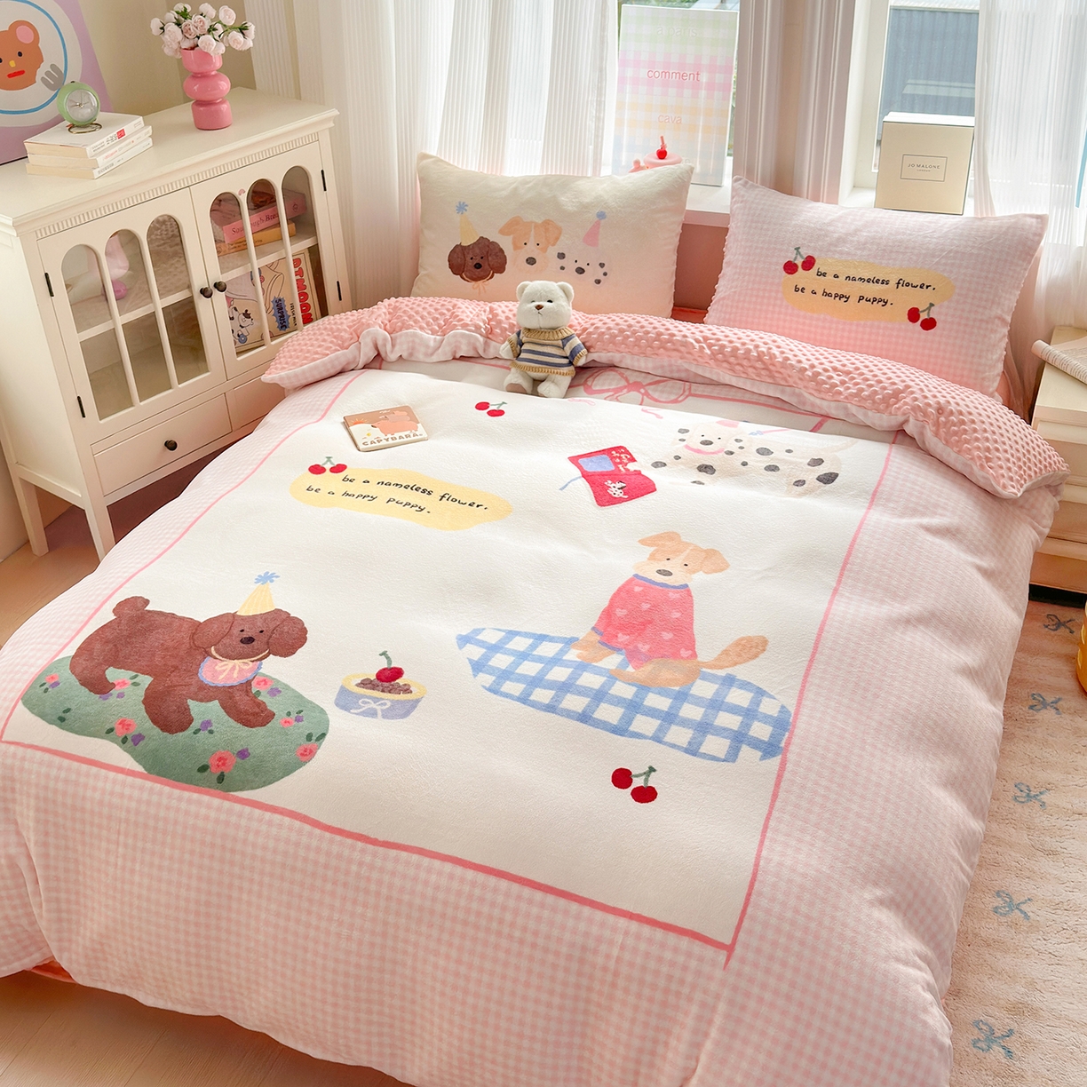 91家纺网 家纺一手货源 找家纺 星期八 2025新款卡通大版牛奶绒豆豆绒数码印花四件套 油画小狗