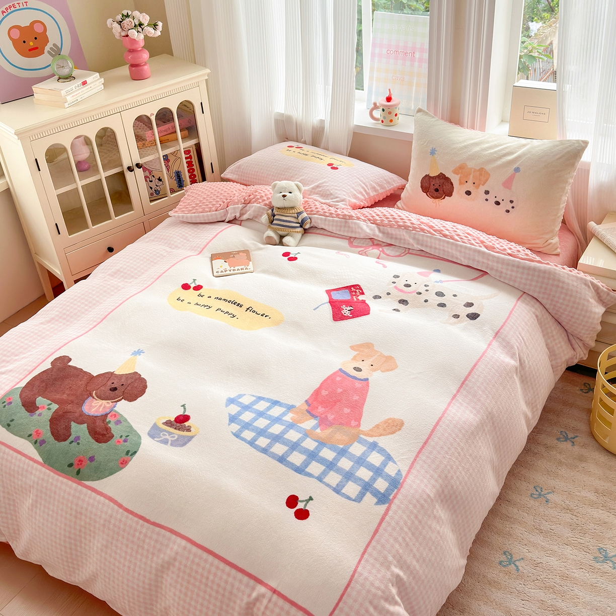 91家纺网 家纺一手货源 找家纺 星期八 2025新款卡通大版牛奶绒豆豆绒数码印花四件套 油画小狗