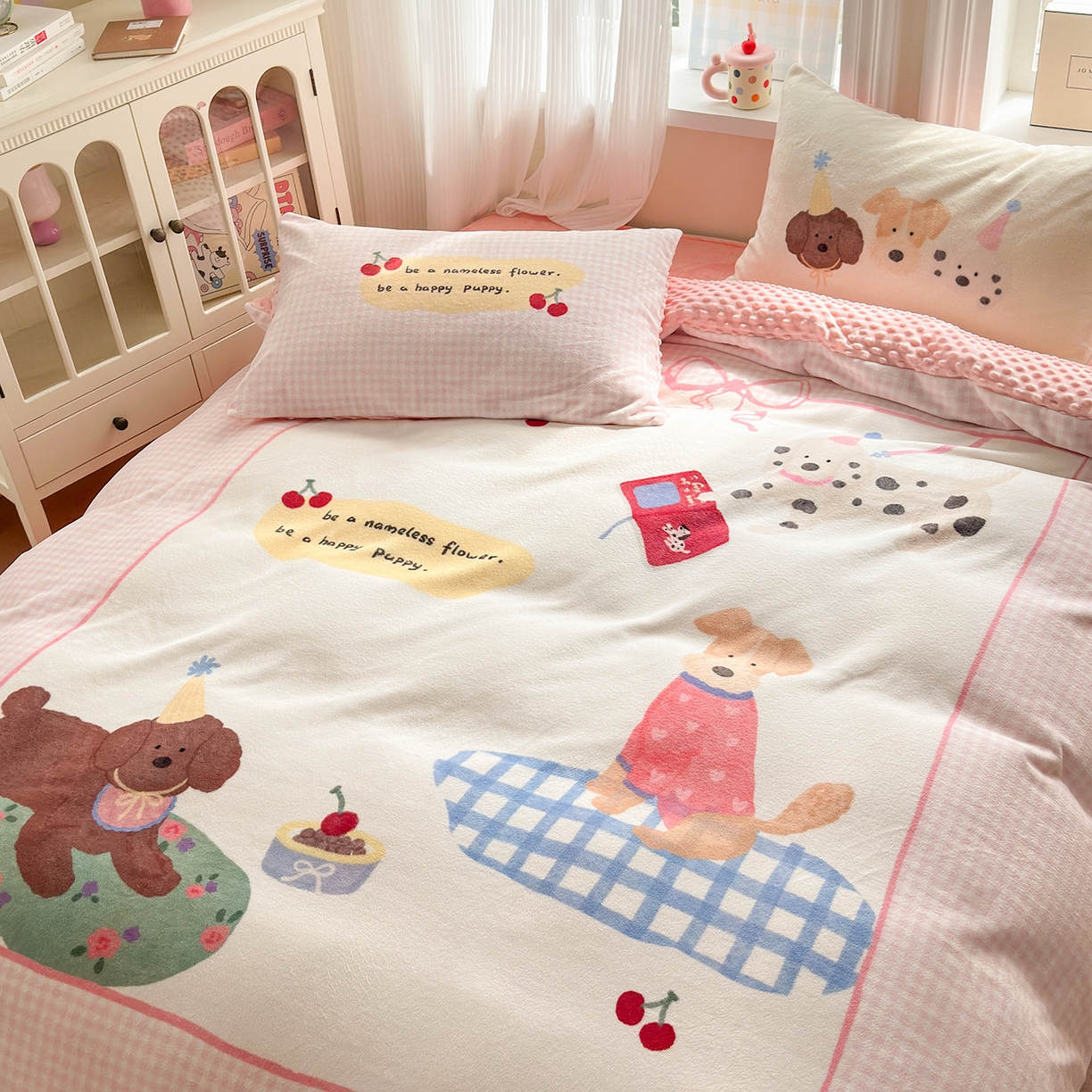 91家纺网 家纺一手货源 找家纺 星期八 2025新款卡通大版牛奶绒豆豆绒数码印花四件套 油画小狗