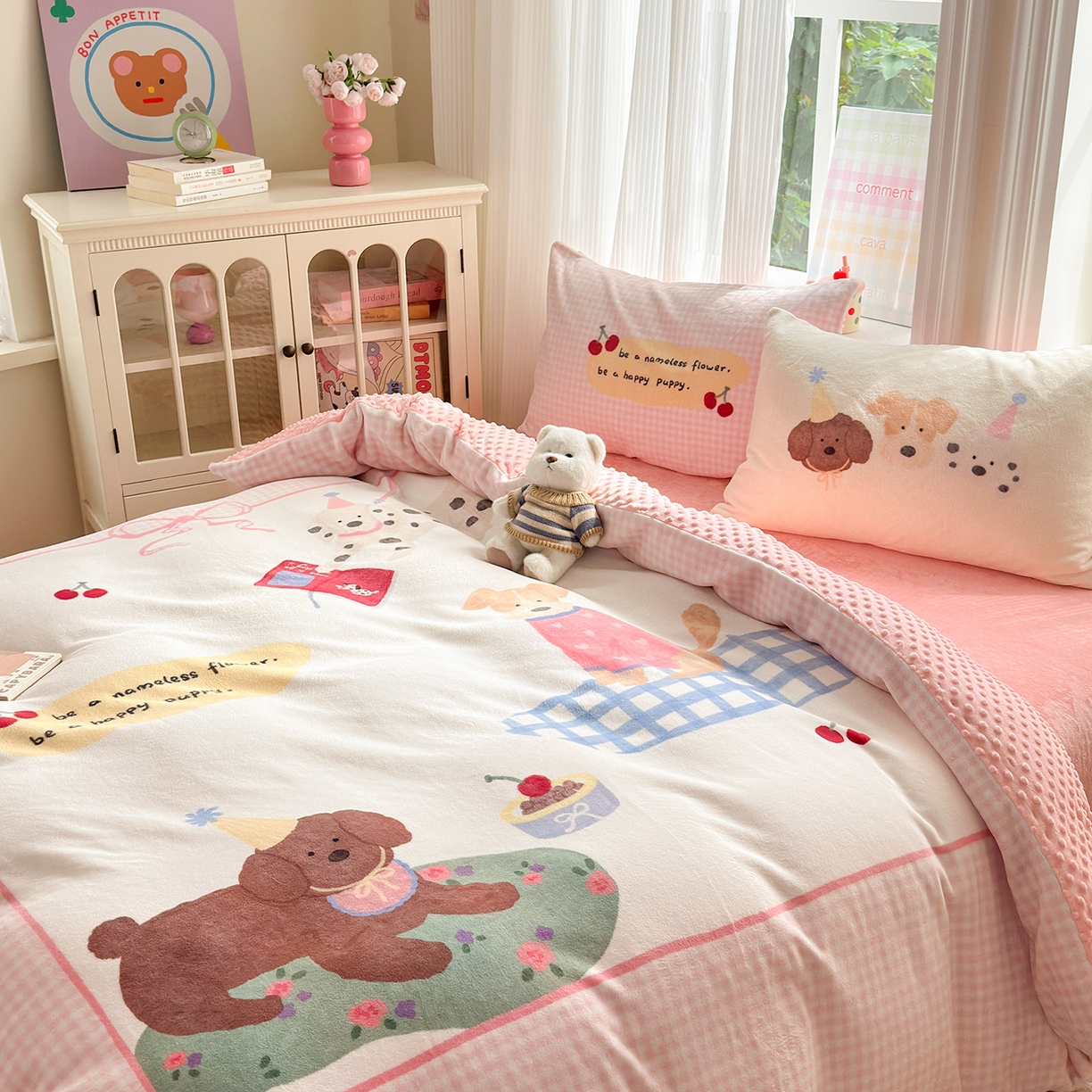 91家纺网 家纺一手货源 找家纺 星期八 2025新款卡通大版牛奶绒豆豆绒数码印花四件套 油画小狗