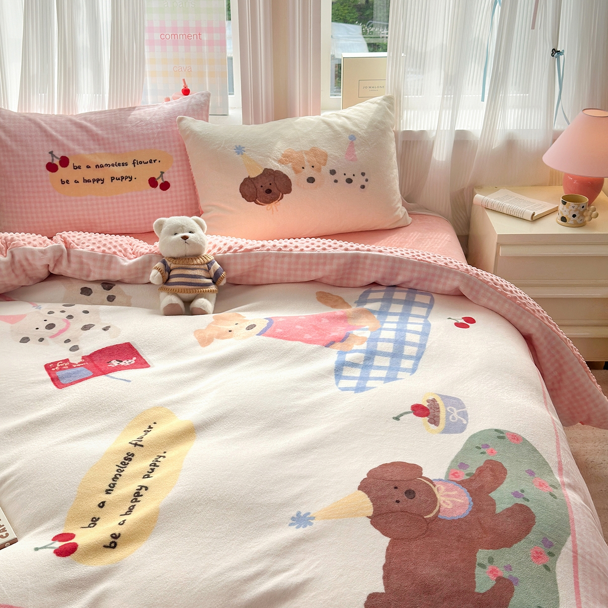 91家纺网 家纺一手货源 找家纺 星期八 2025新款卡通大版牛奶绒豆豆绒数码印花四件套 油画小狗