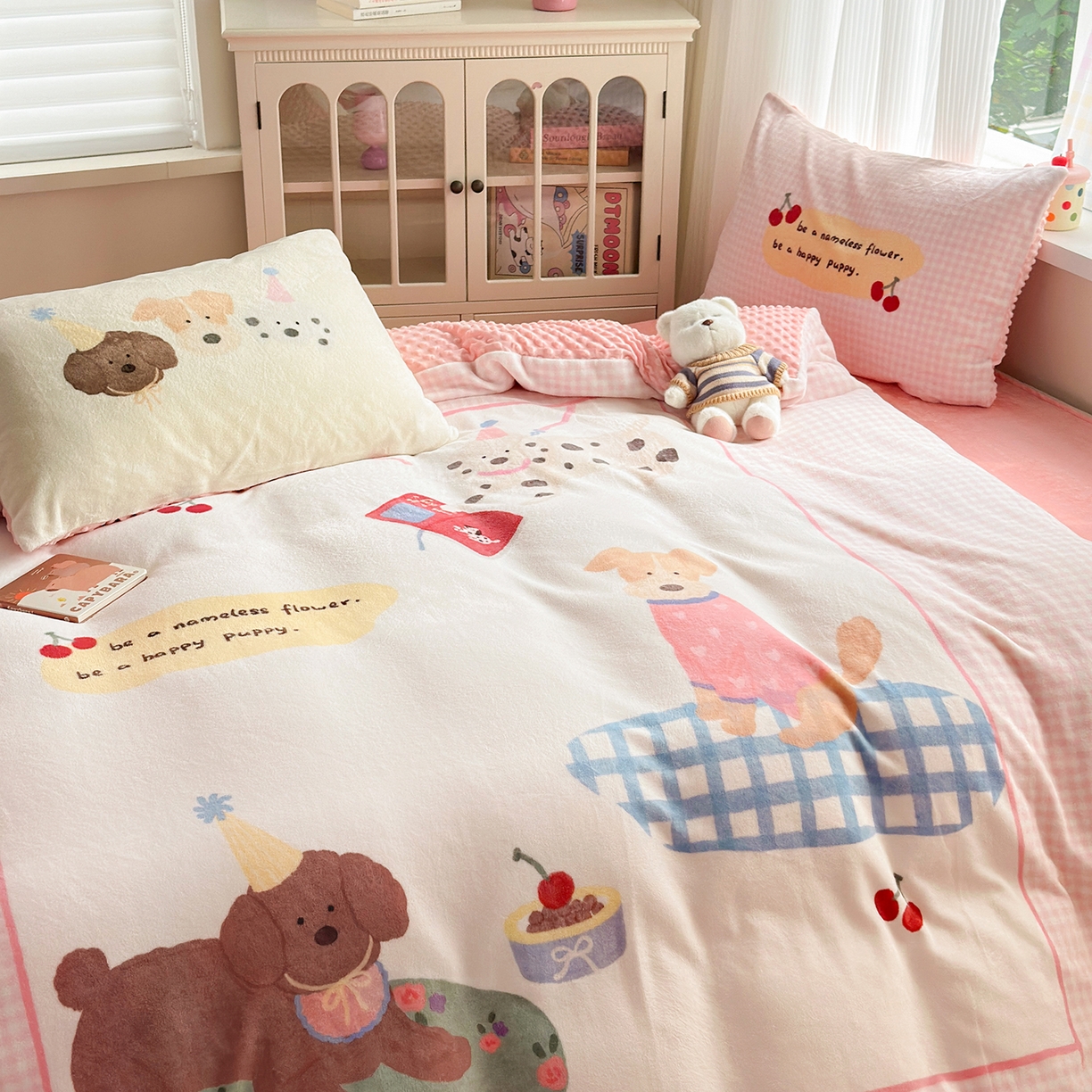 91家纺网 家纺一手货源 找家纺 星期八 2025新款卡通大版牛奶绒豆豆绒数码印花四件套 油画小狗