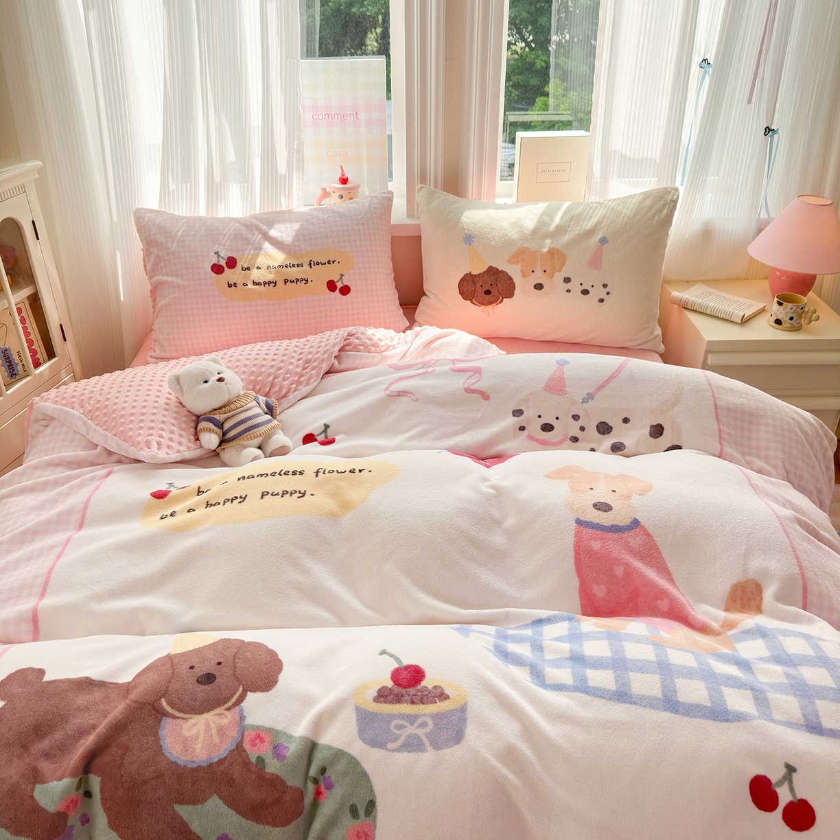 91家纺网 家纺一手货源 找家纺 星期八 2025新款卡通大版牛奶绒豆豆绒数码印花四件套 油画小狗