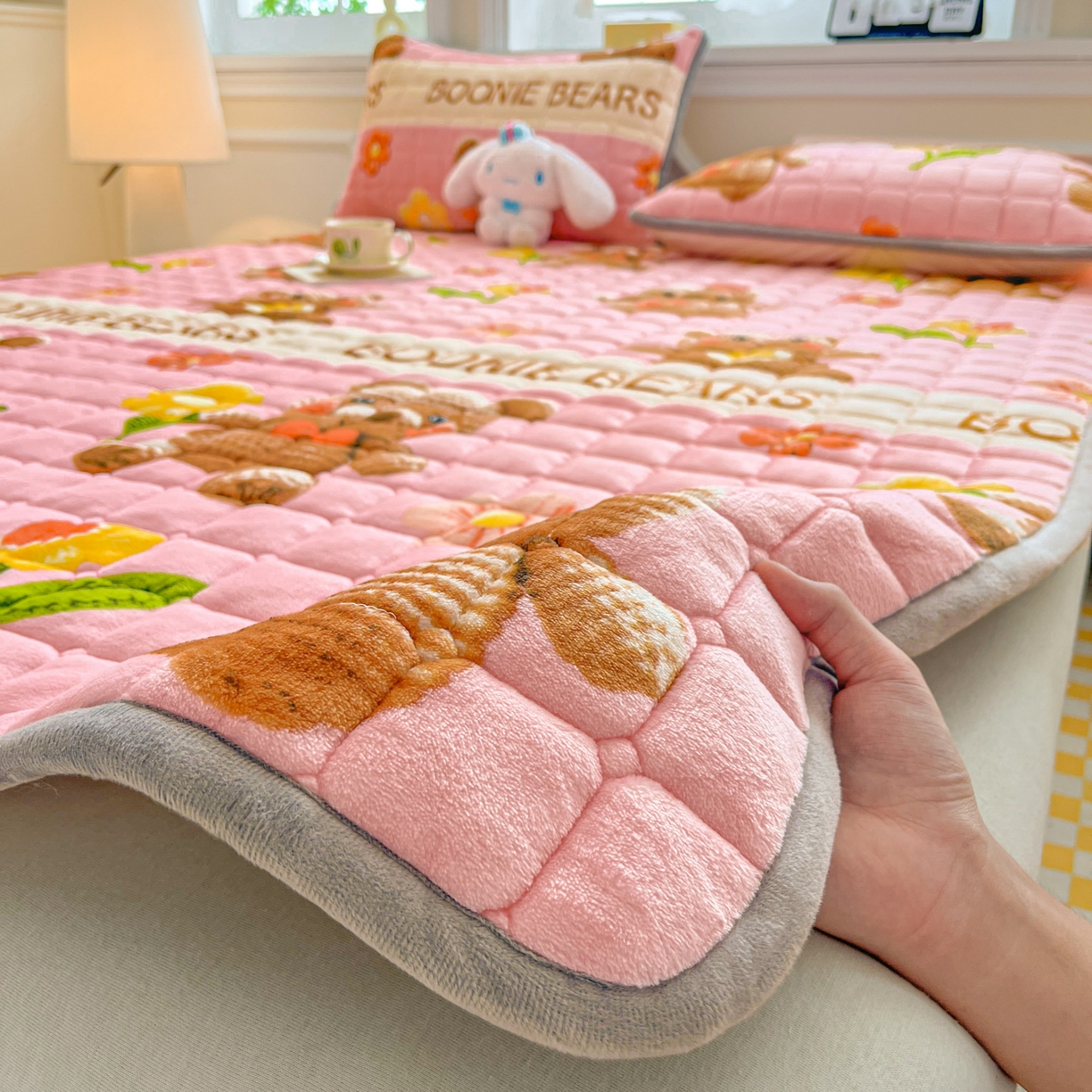 小叮当家纺仓储工厂店 2025新款牛奶绒夹棉印花床垫床护垫大床图 绒床垫-奶油小熊粉