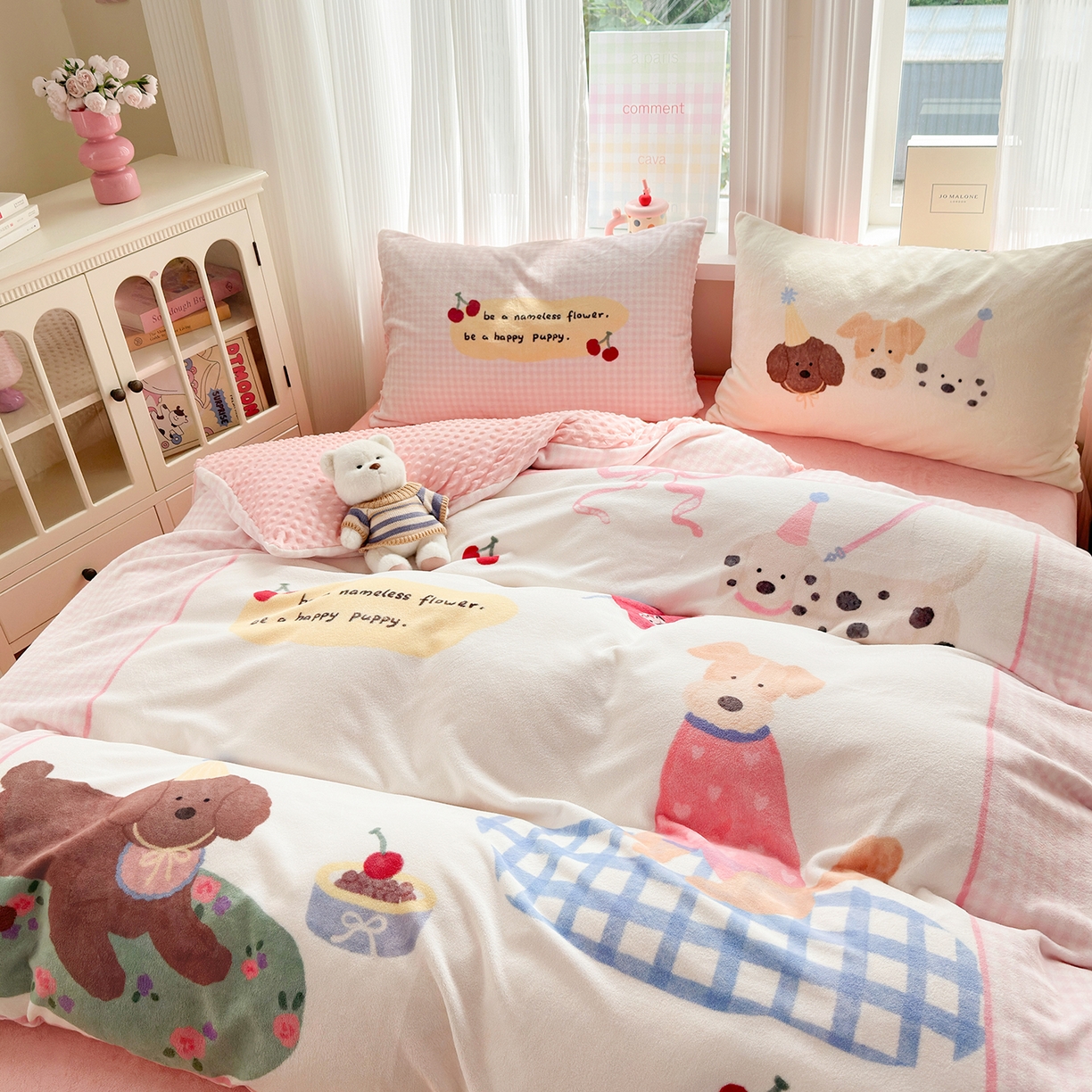 91家纺网 家纺一手货源 找家纺 星期八 2025新款卡通大版牛奶绒豆豆绒数码印花四件套 油画小狗