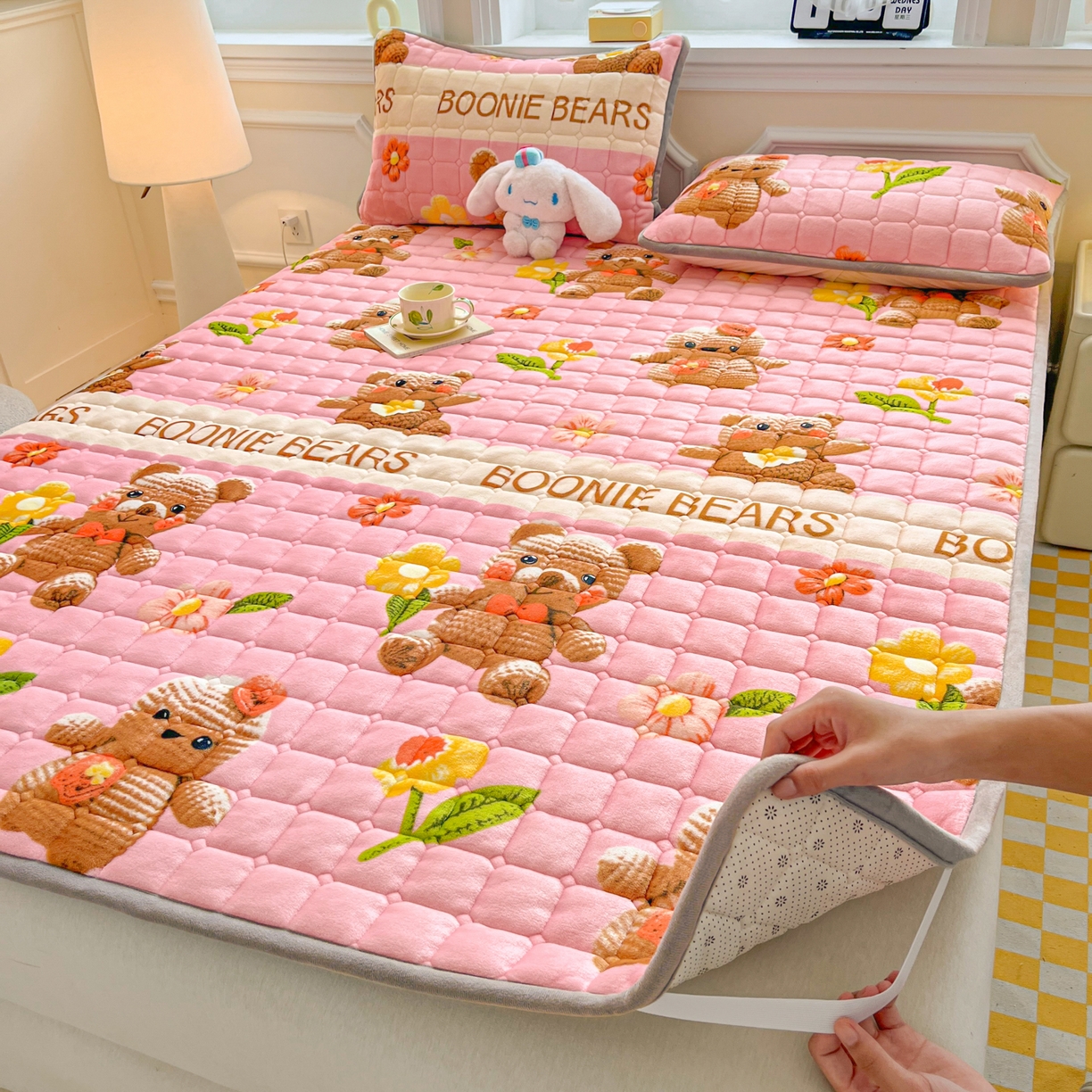 91家纺网 家纺一手货源 找家纺 小叮当家纺仓储工厂店 2025新款牛奶绒夹棉印花床垫床护垫大床图 绒床垫-奶油小熊粉