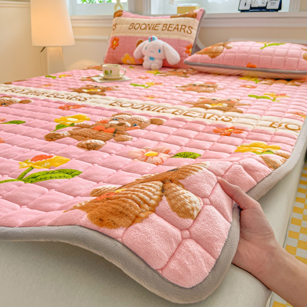 91家纺网 家纺一手货源 找家纺 小叮当家纺仓储工厂店 2025新款牛奶绒夹棉印花床垫床护垫大床图 绒床垫-奶油小熊粉