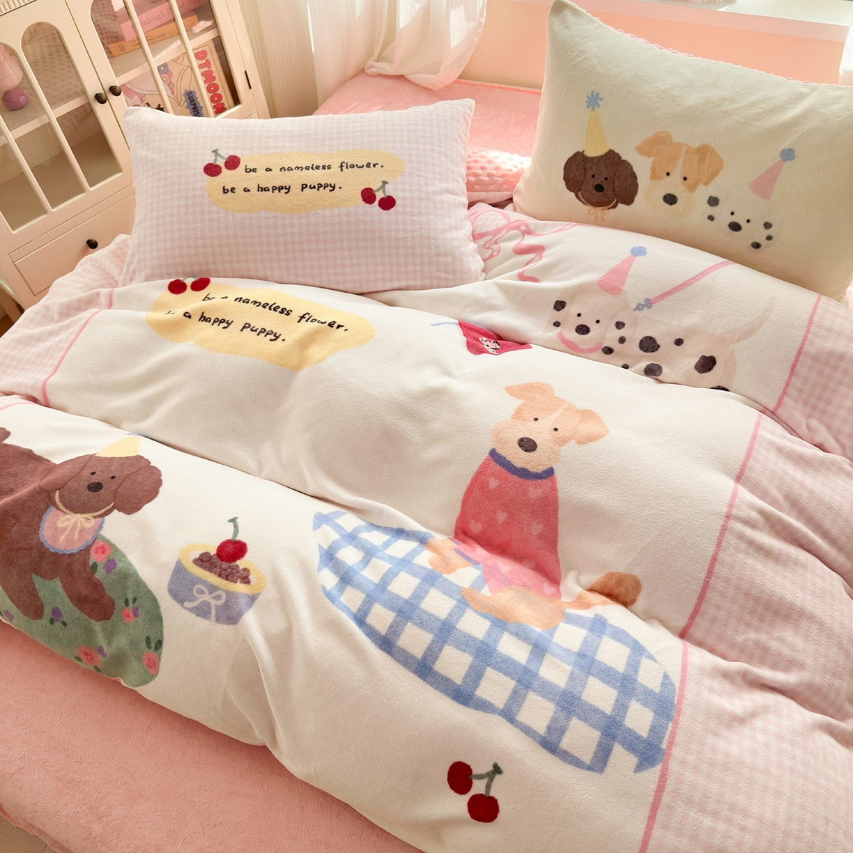 91家纺网 家纺一手货源 找家纺 星期八 2025新款卡通大版牛奶绒豆豆绒数码印花四件套 油画小狗