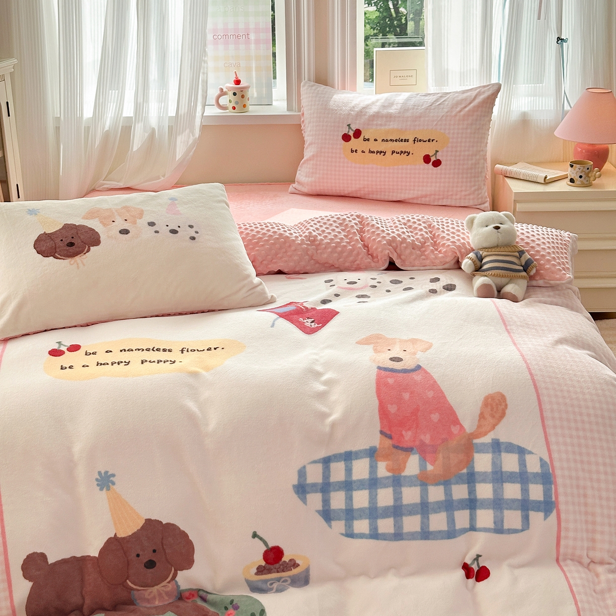 91家纺网 家纺一手货源 找家纺 星期八 2025新款卡通大版牛奶绒豆豆绒数码印花四件套 油画小狗